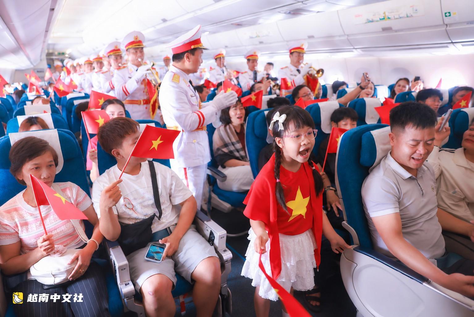 越南國慶旋律:金星紅旗在萬米高空絢爛奪目