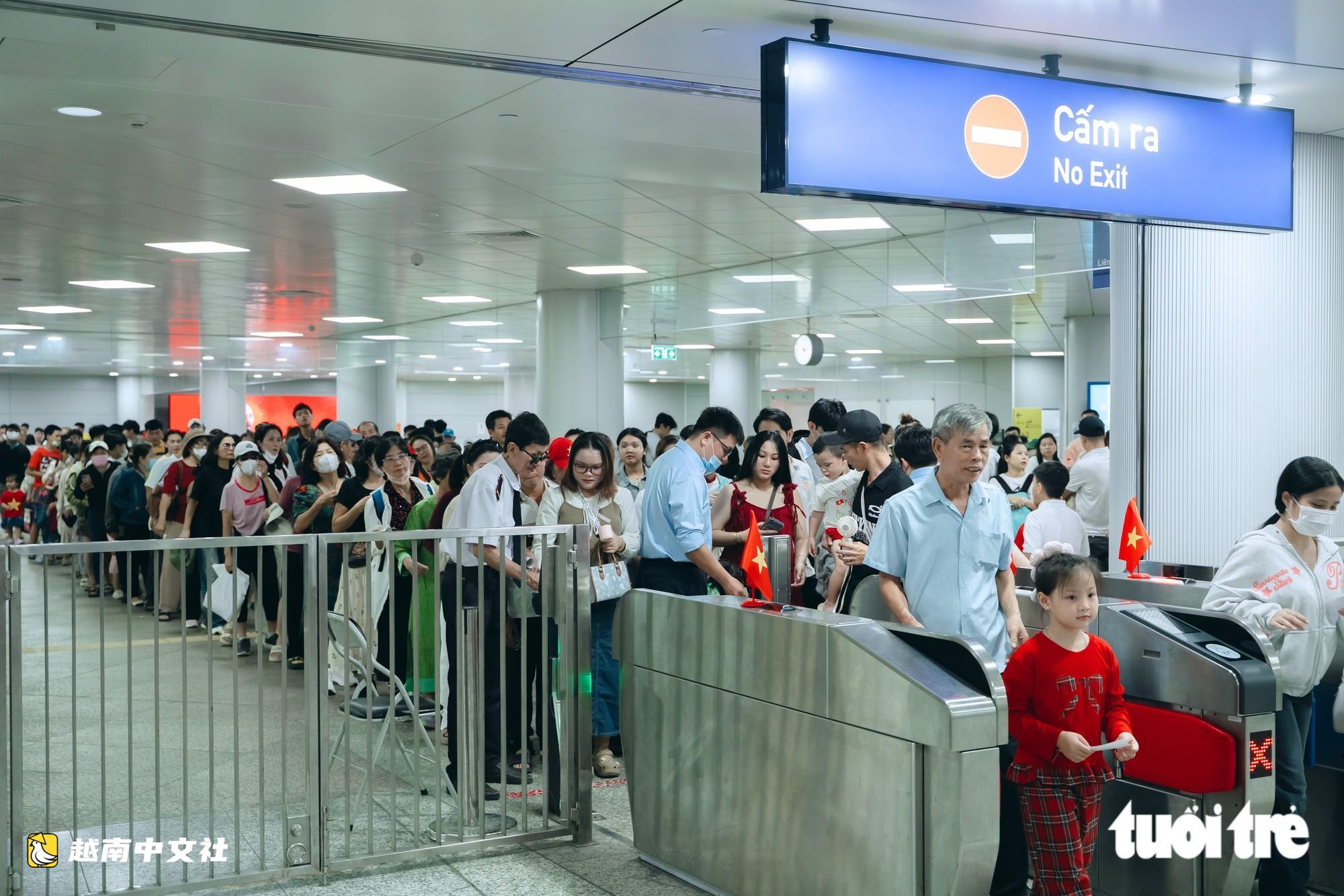 9月2日越南国庆日公交和地铁免费,民众排长队等待体验