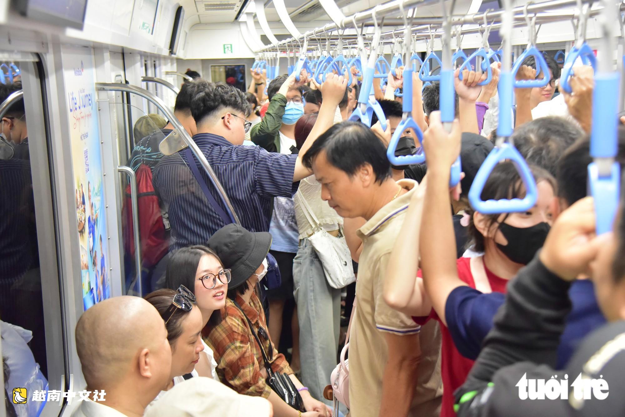 9月2日越南国庆日公交和地铁免费,民众排长队等待体验