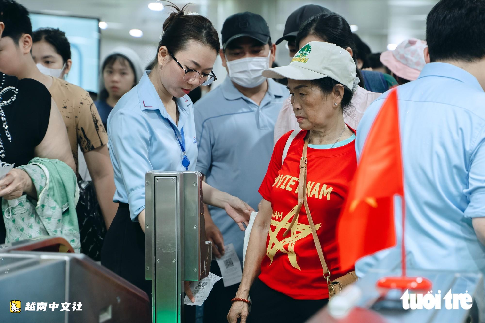 9月2日越南国庆日公交和地铁免费,民众排长队等待体验