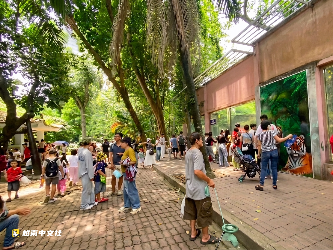 越南9月2日上午:独立宫众多民众参加升旗仪式,各景点人潮涌动
