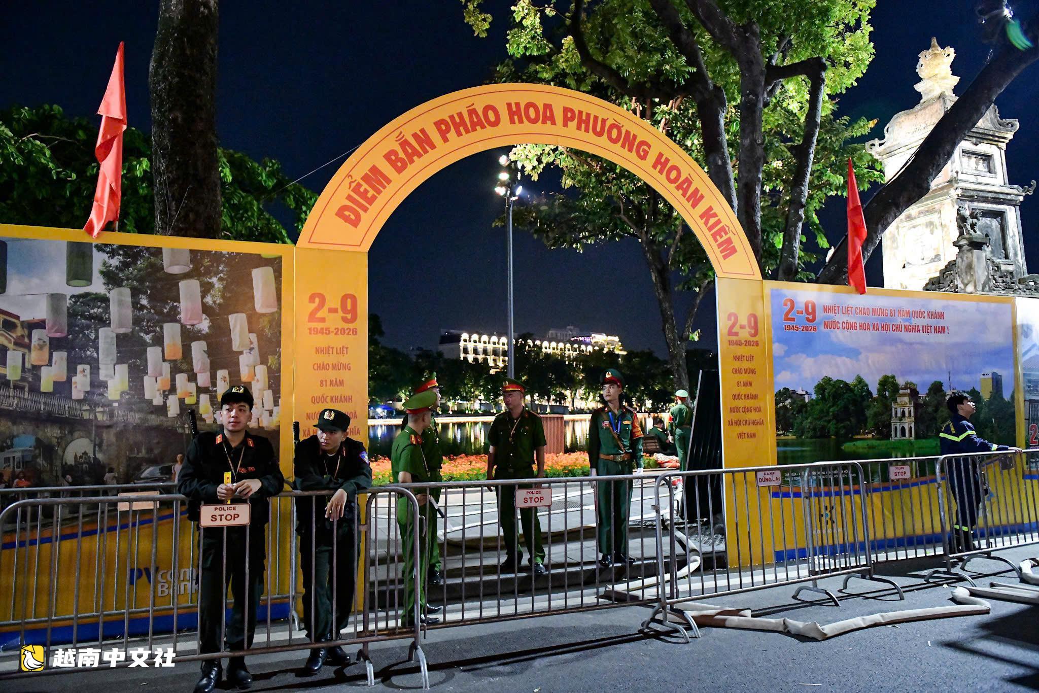 数千人涌向河内与胡志明市中心等待观看越南国庆烟花