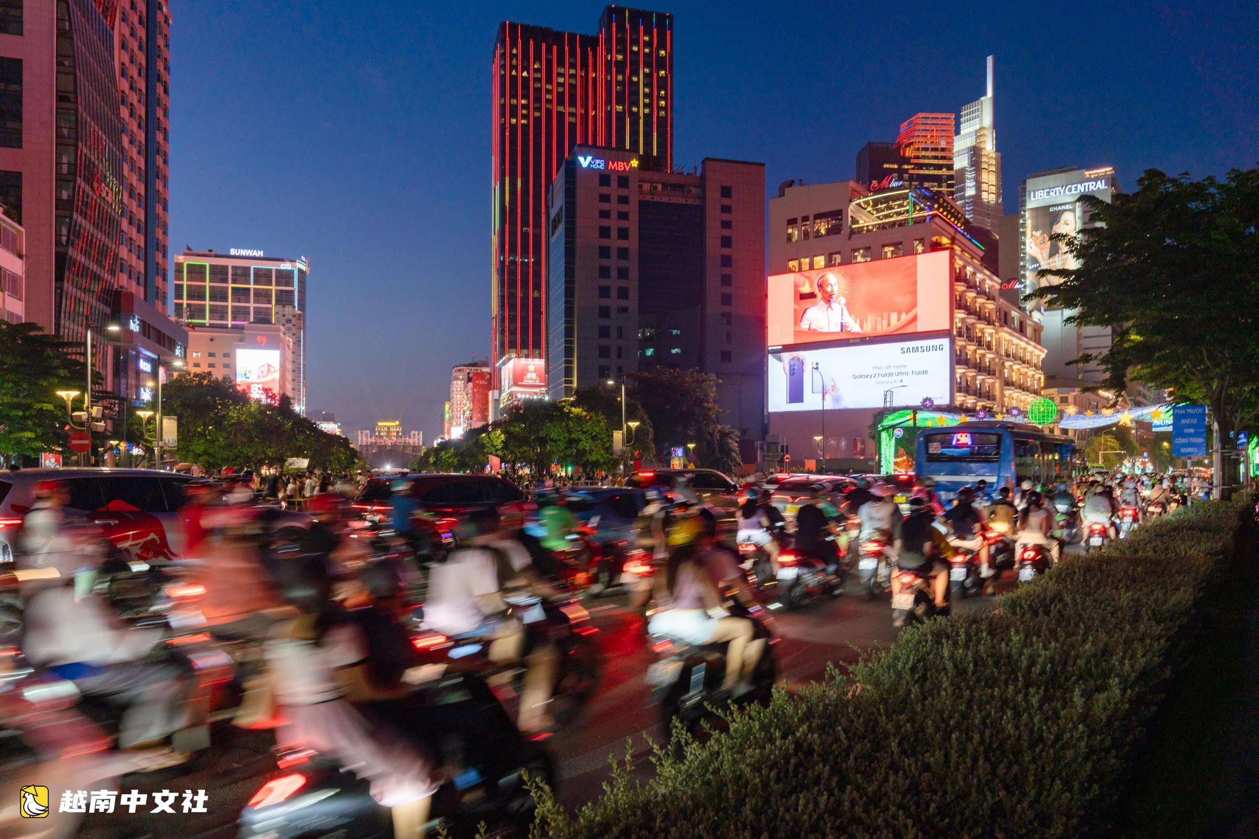 数千人涌向河内与胡志明市中心等待观看越南国庆烟花