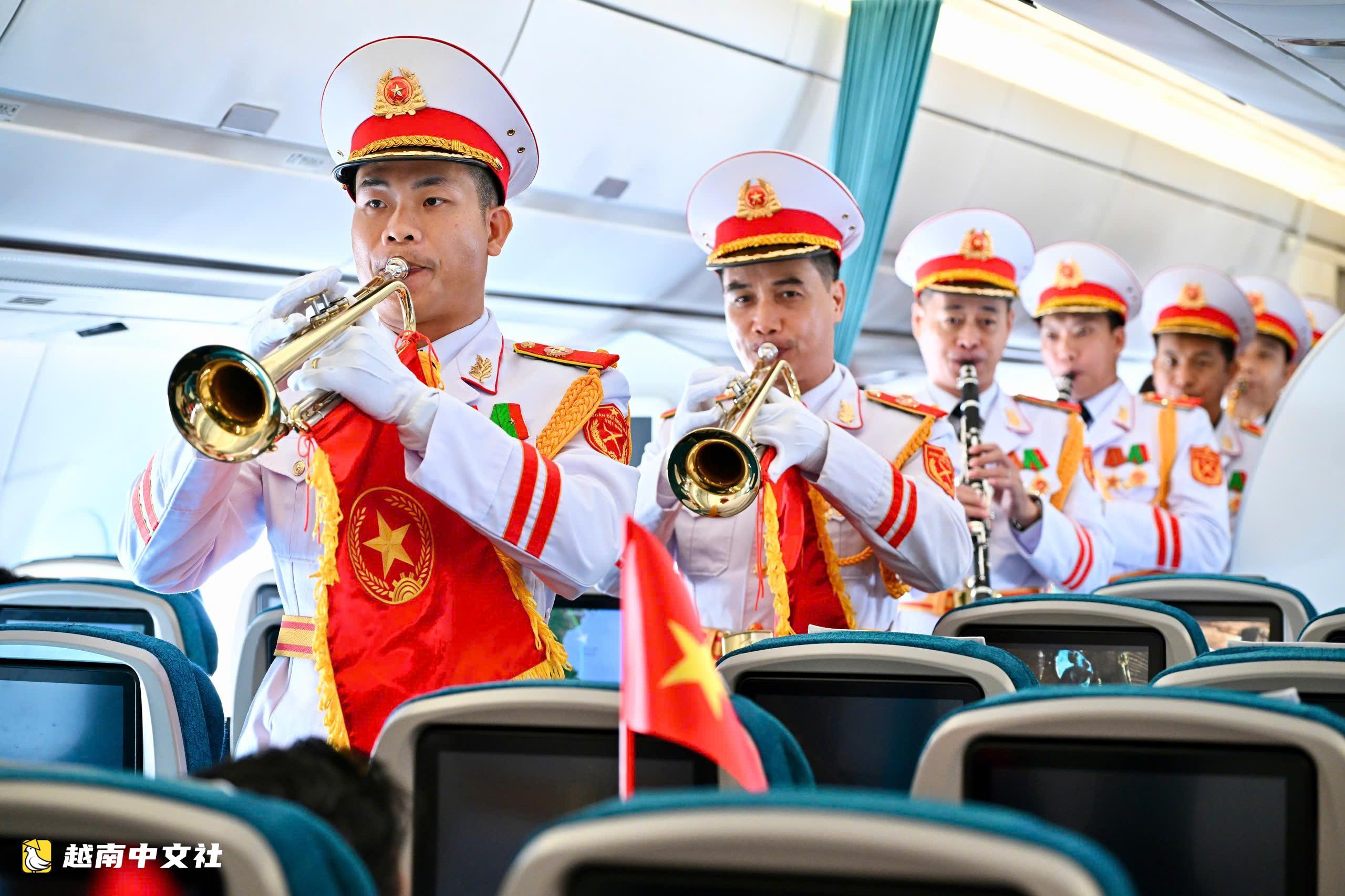 越南國慶旋律:金星紅旗在萬米高空絢爛奪目