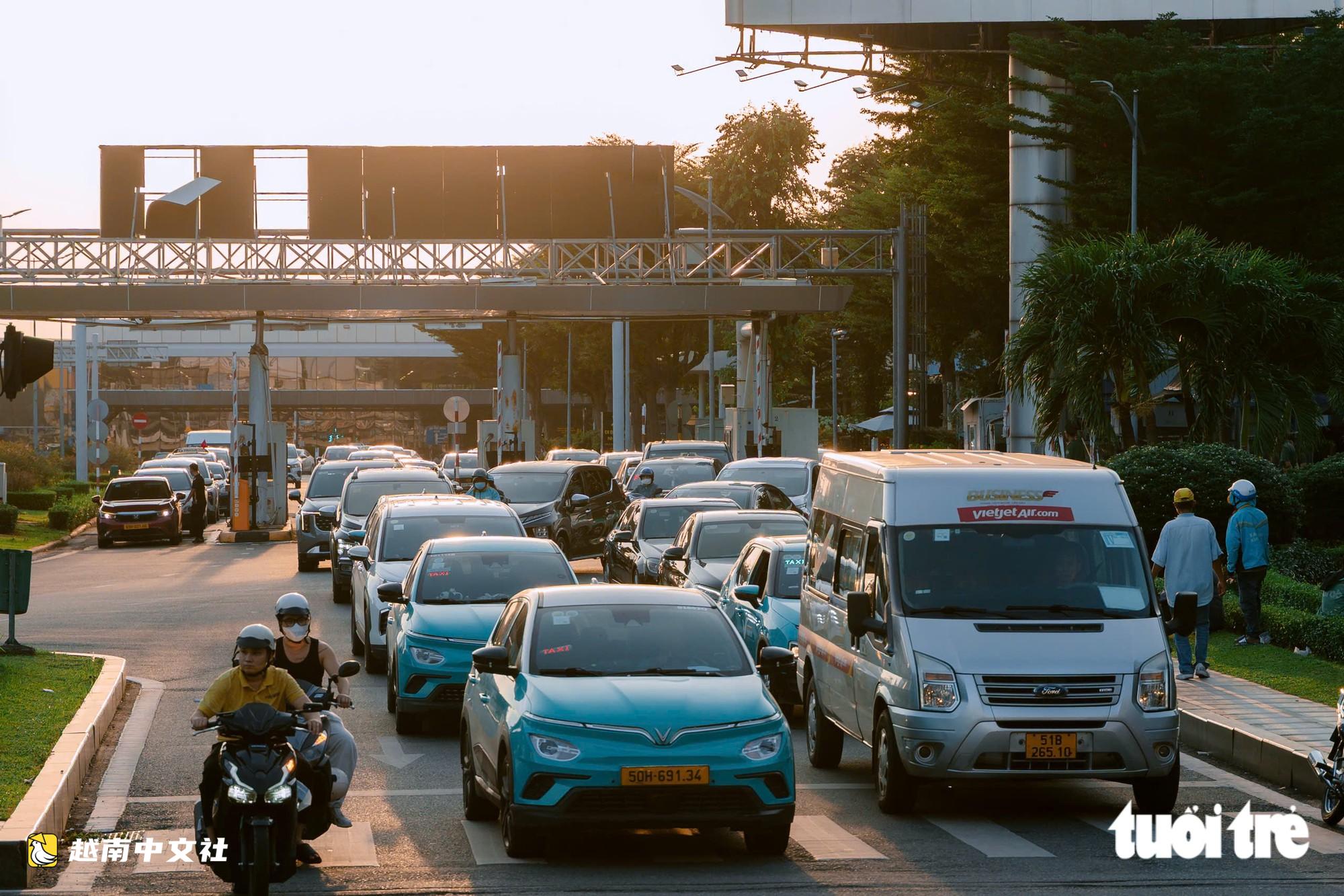 假期最后一天，进出越南胡志明市的门户道路和机场仍相当通畅