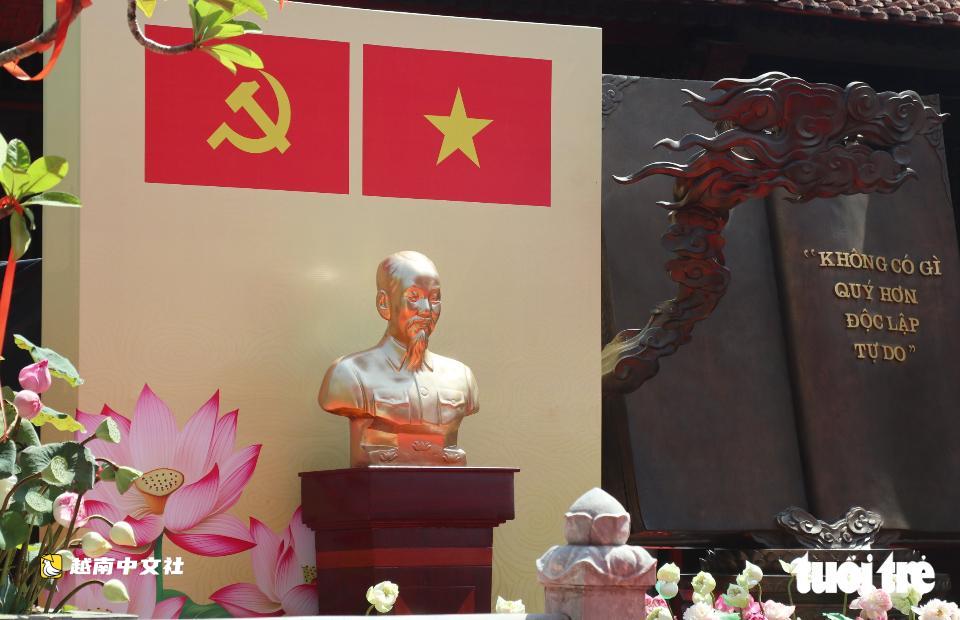 越南民眾在胡志明主席忌日虔誠敬獻蓮花