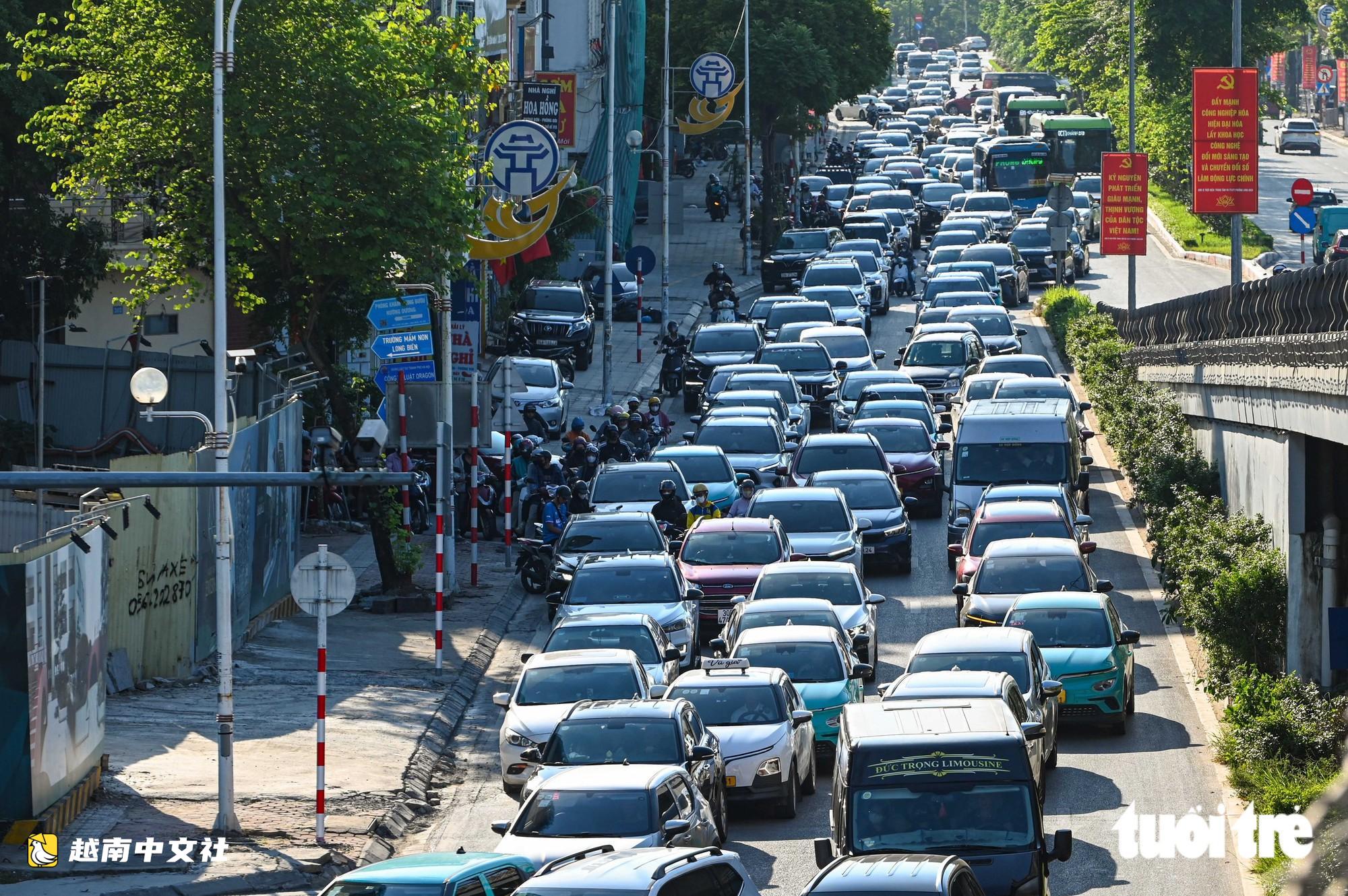 越南河內:假期返程車流高峰,永綏橋擁堵嚴重