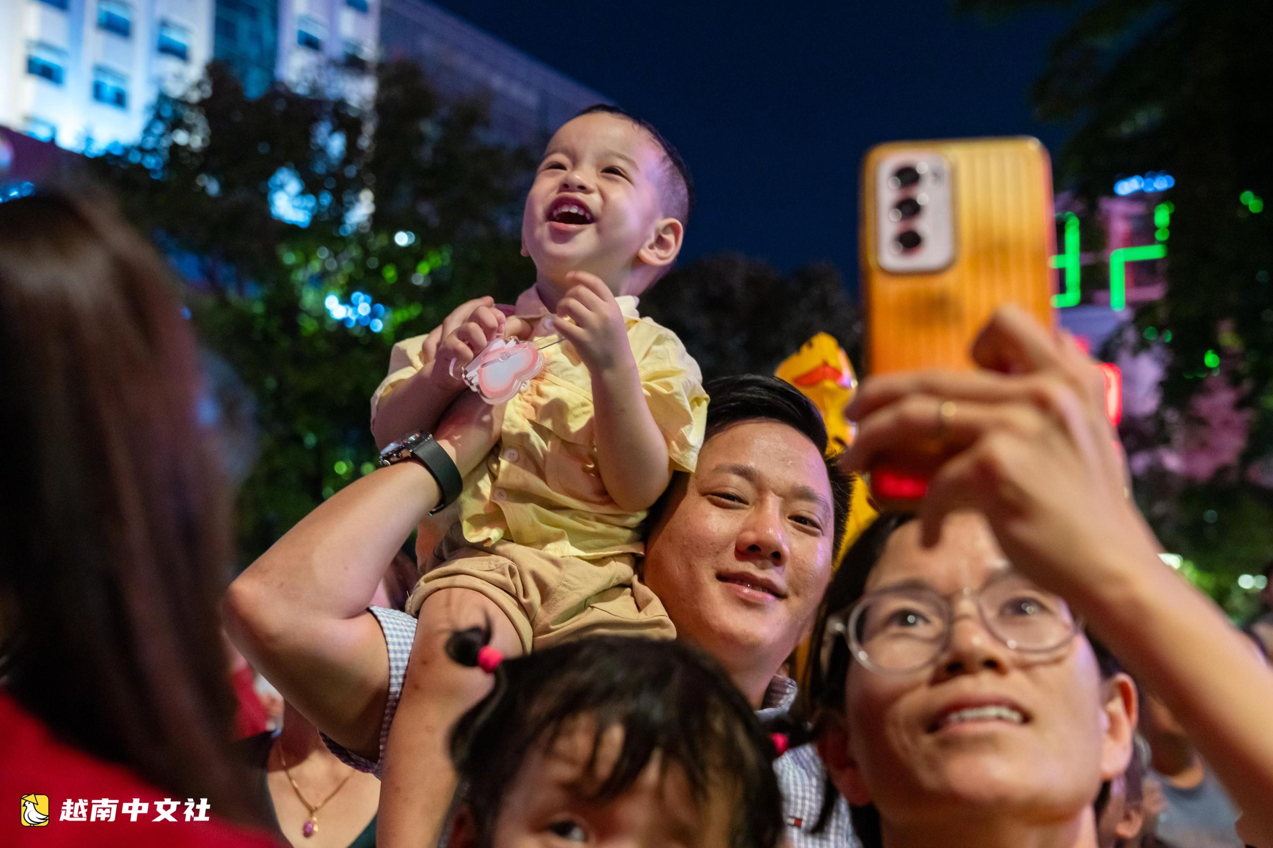 越南國慶:人潮湧向河內、胡志明市中心街道觀看煙花