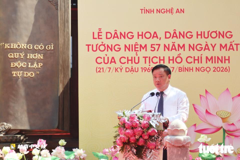 越南民眾在胡志明主席忌日虔誠敬獻蓮花