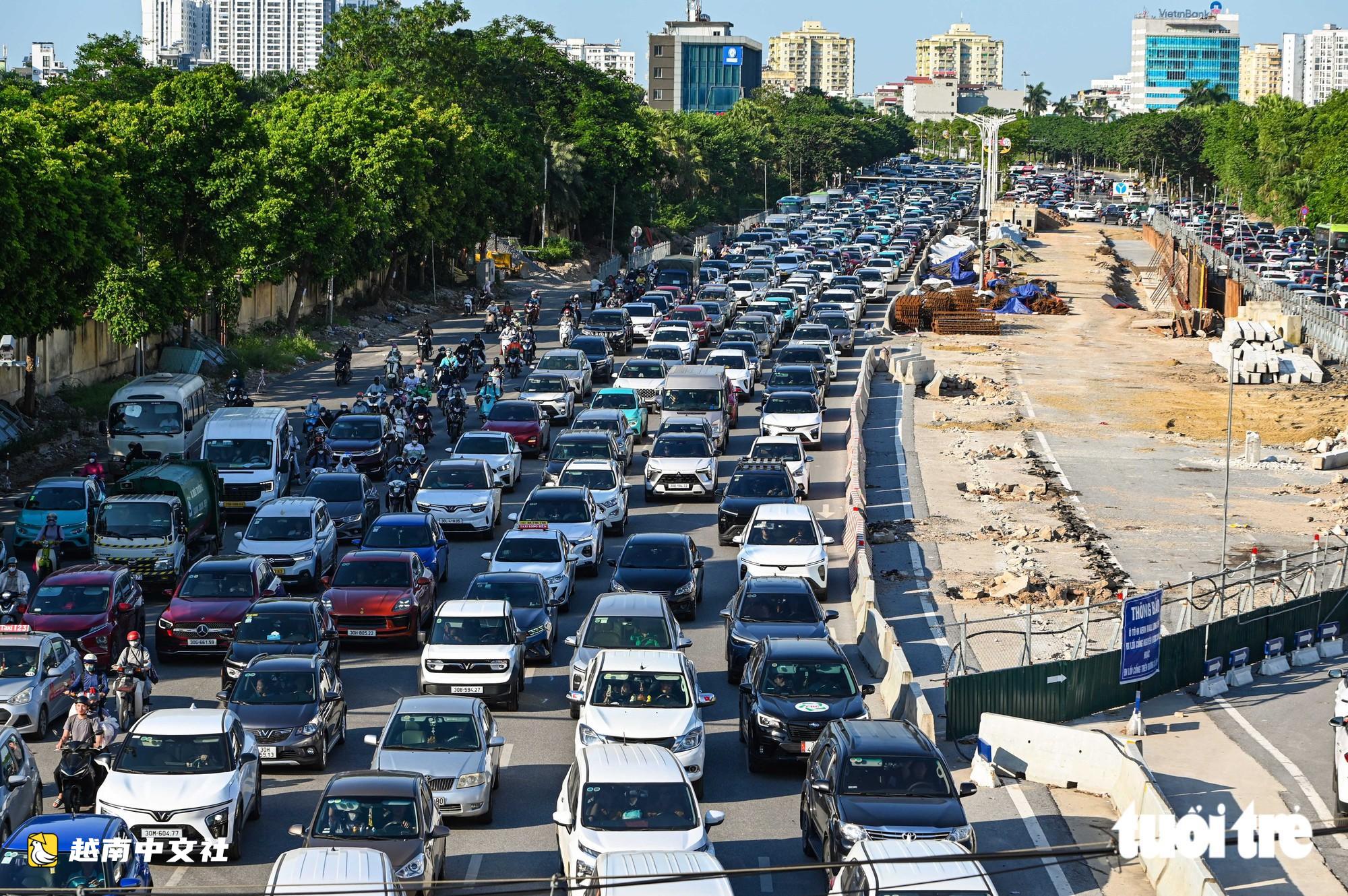 越南河內:假期返程車流高峰,永綏橋擁堵嚴重