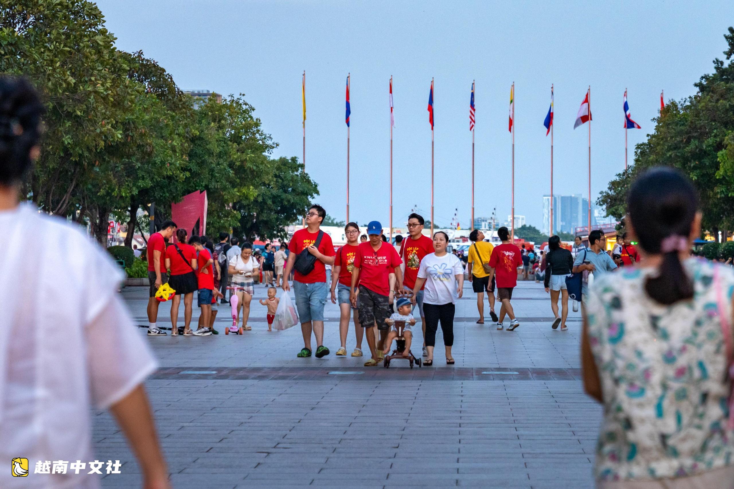 数千人涌向河内与胡志明市中心等待观看越南国庆烟花