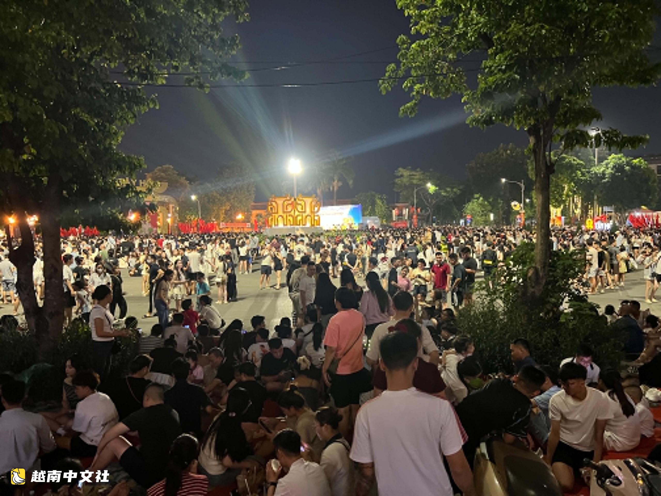 数千人涌向河内与胡志明市中心等待观看越南国庆烟花