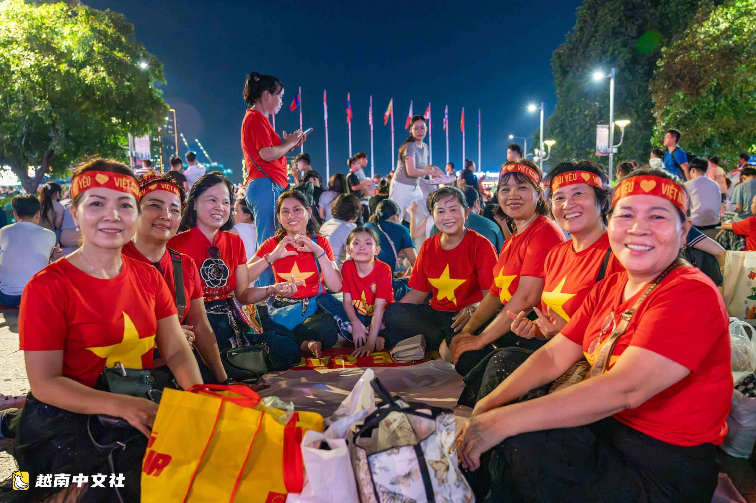 数千人涌向河内与胡志明市中心等待观看越南国庆烟花
