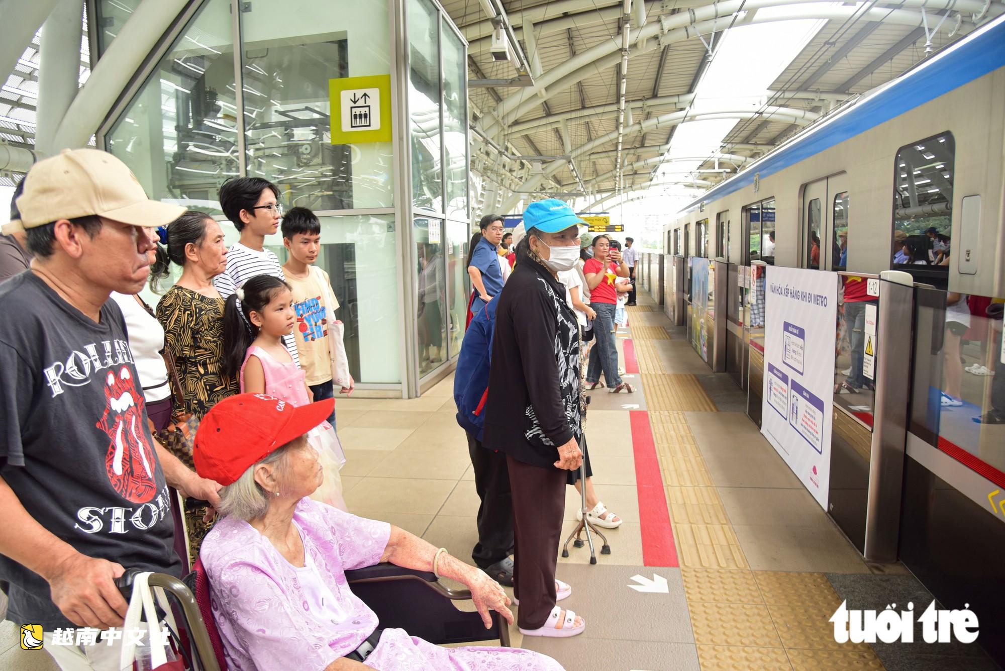 9月2日越南国庆日公交和地铁免费,民众排长队等待体验
