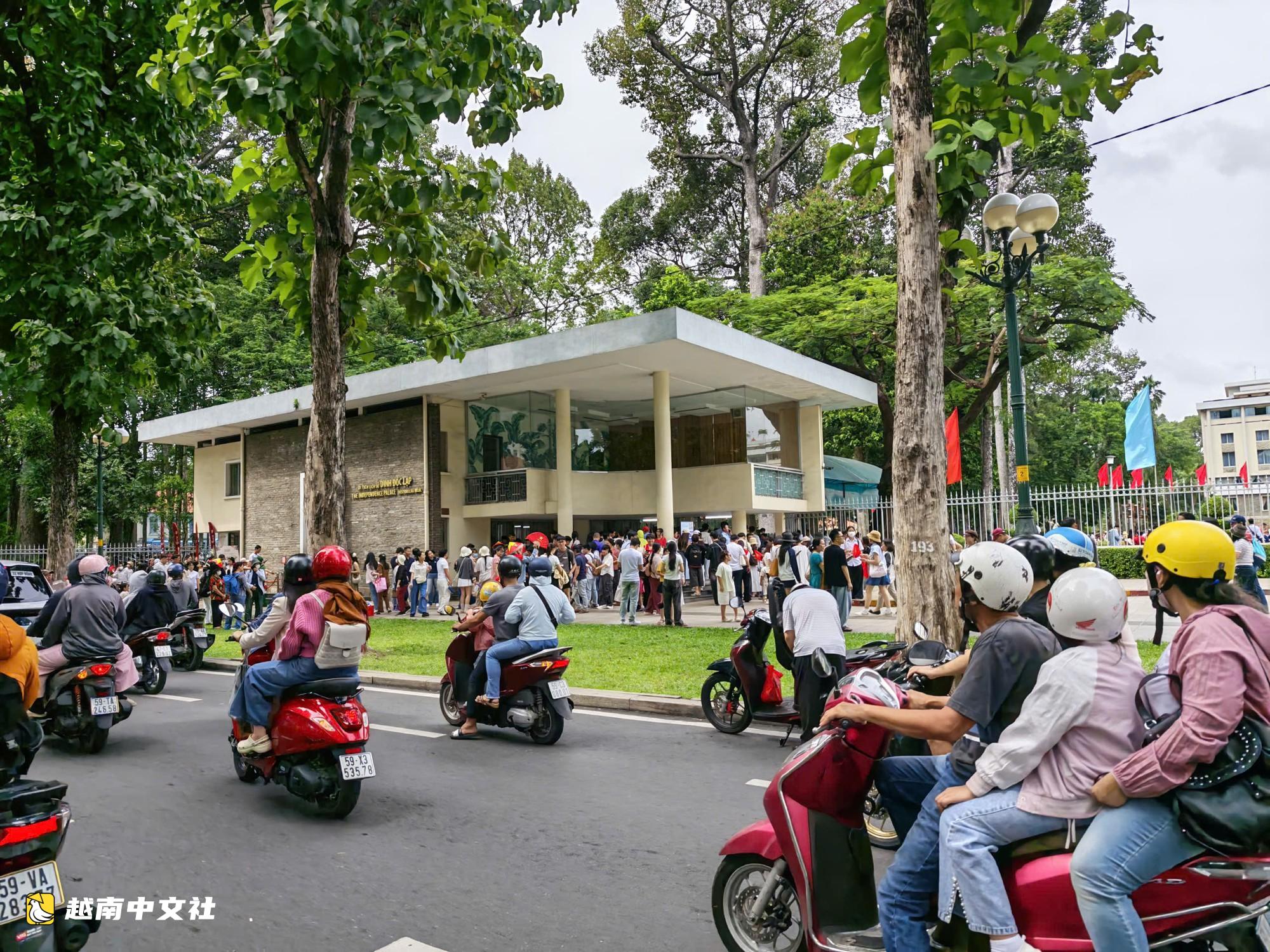 越南9月2日上午:独立宫众多民众参加升旗仪式,各景点人潮涌动