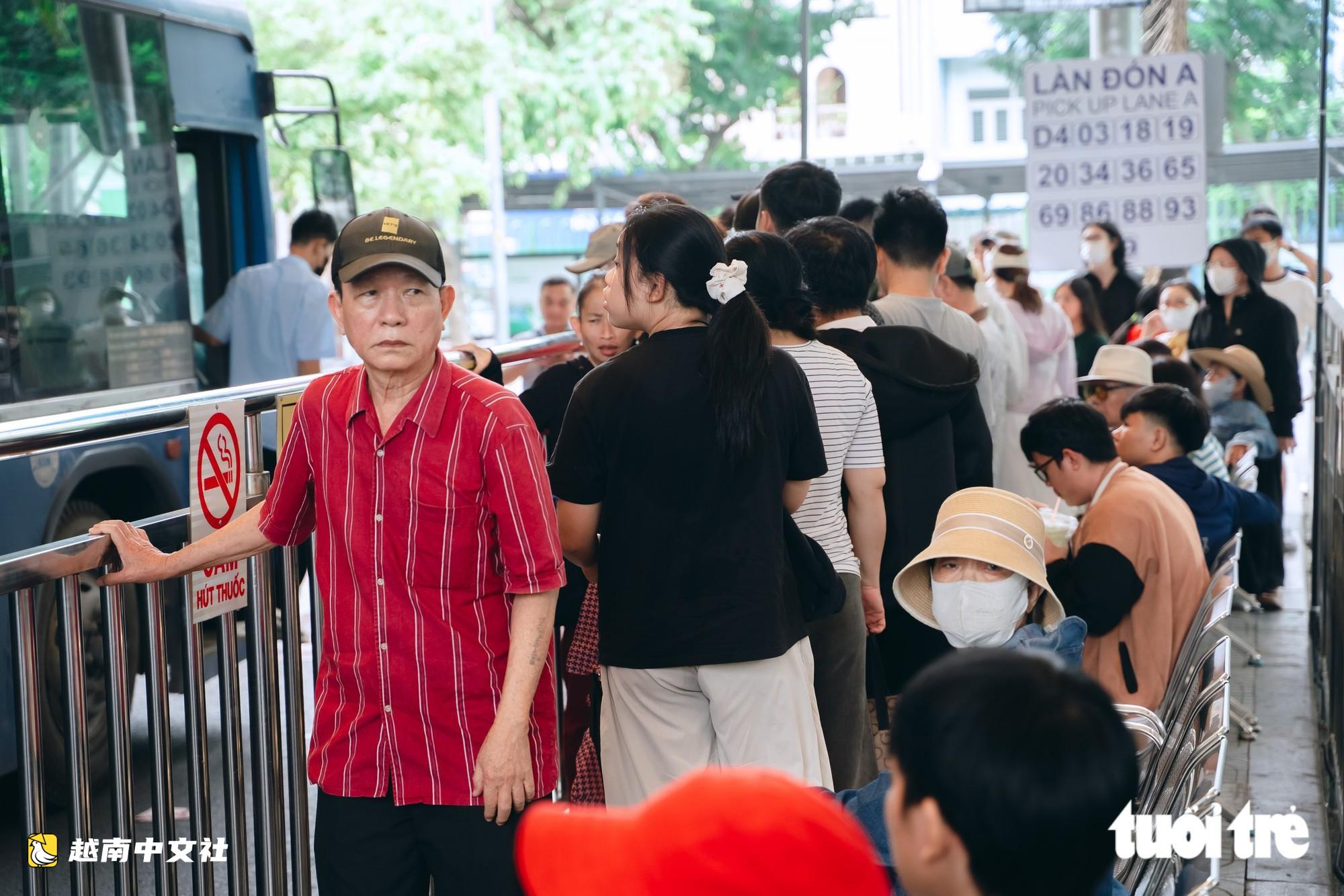 9月2日越南国庆日公交和地铁免费,民众排长队等待体验