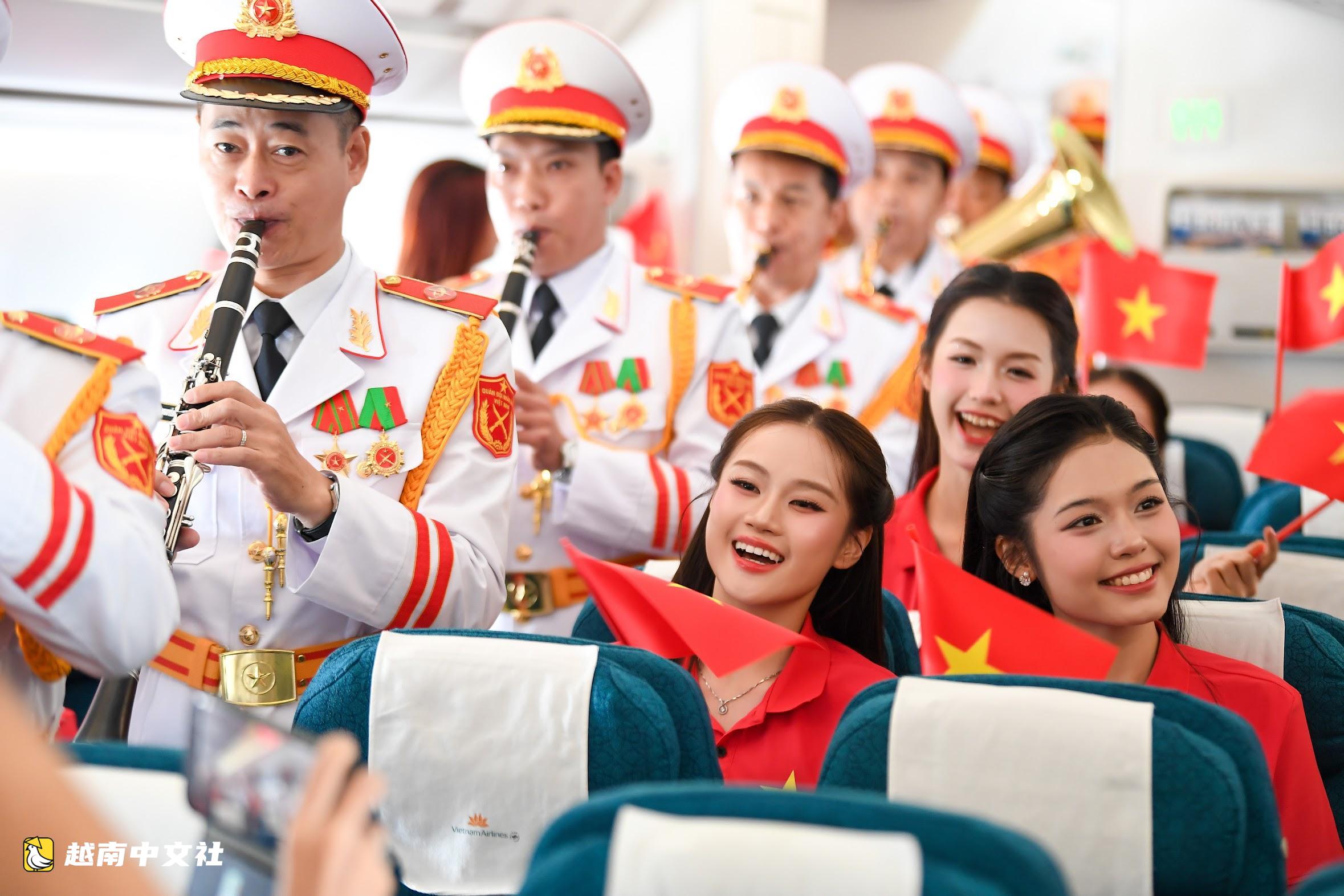 越南國慶旋律:金星紅旗在萬米高空絢爛奪目