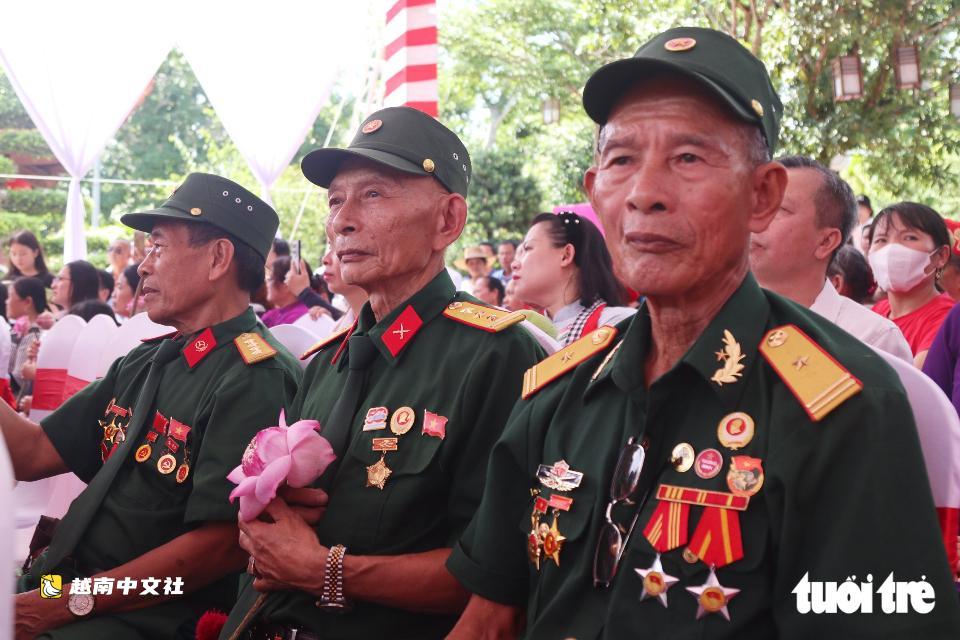 越南民眾在胡志明主席忌日虔誠敬獻蓮花