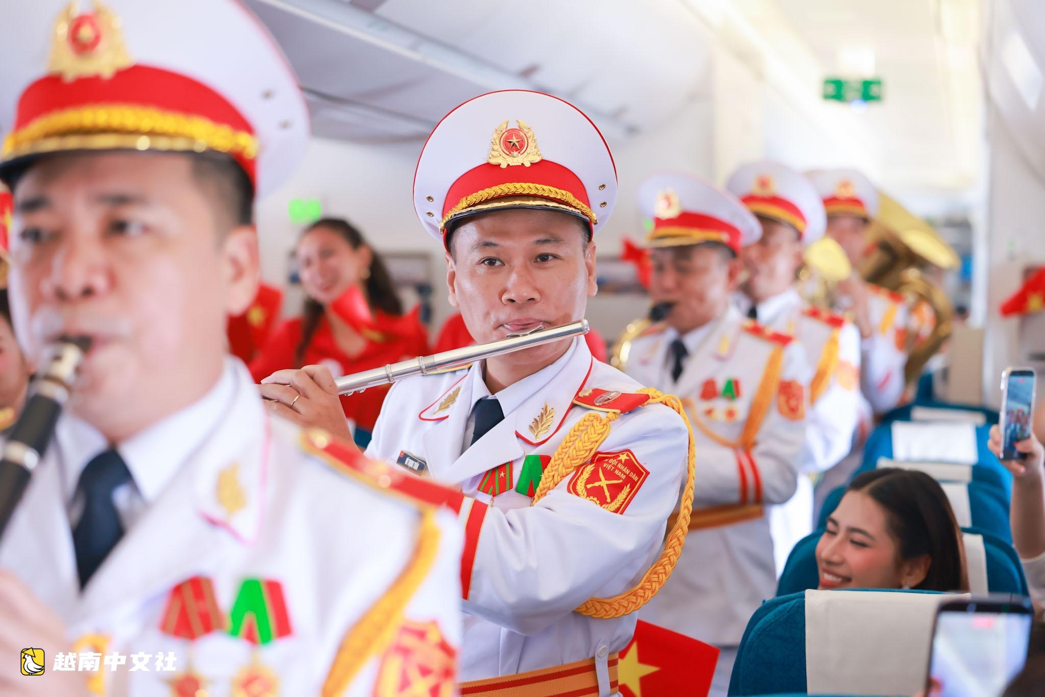 越南國慶旋律:金星紅旗在萬米高空絢爛奪目