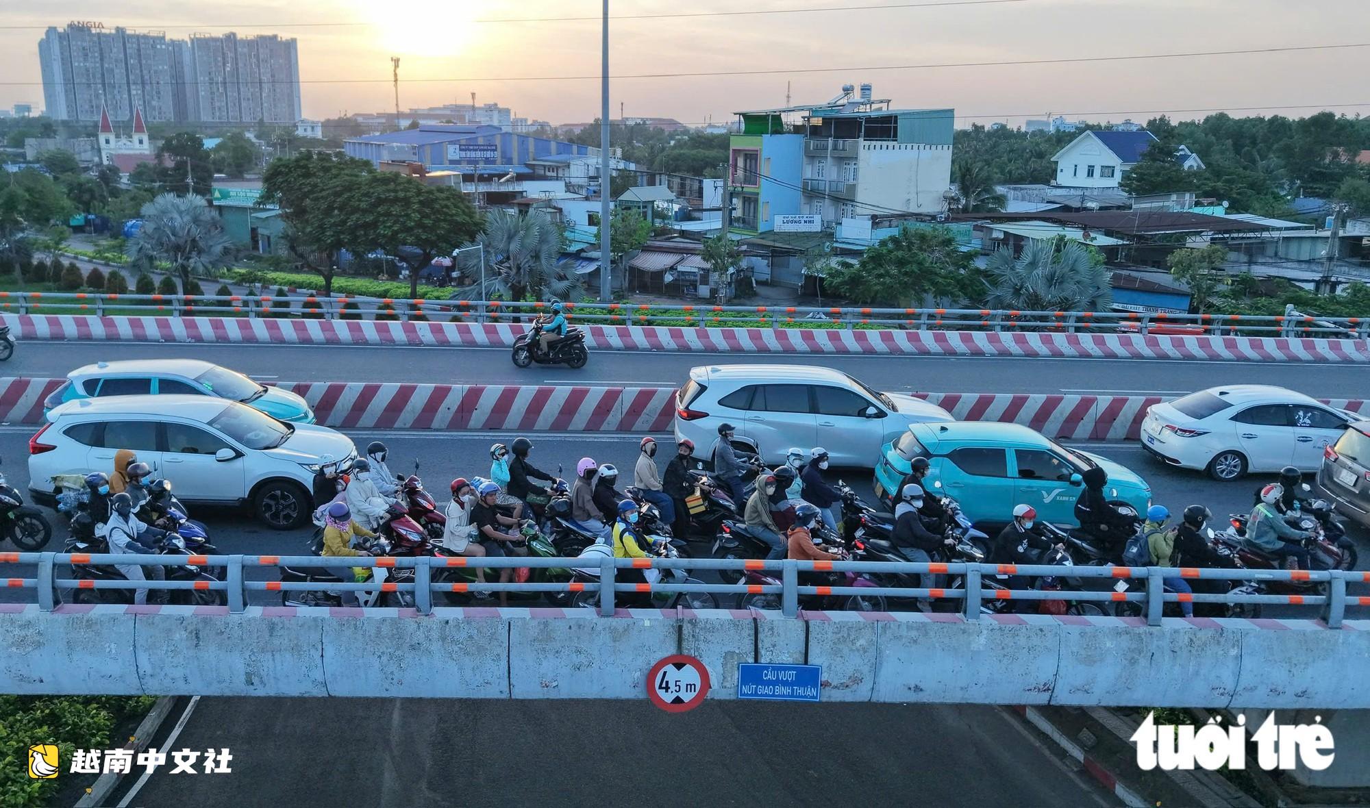 假期最后一天，进出越南胡志明市的门户道路和机场仍相当通畅