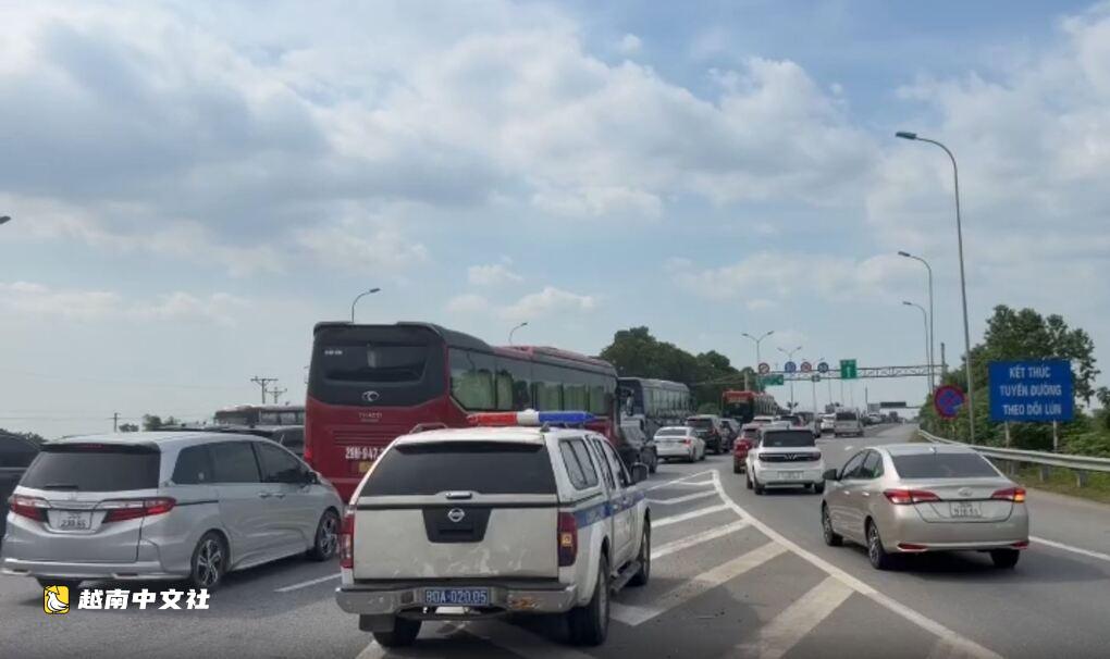 高速双向均供返河内车辆行驶