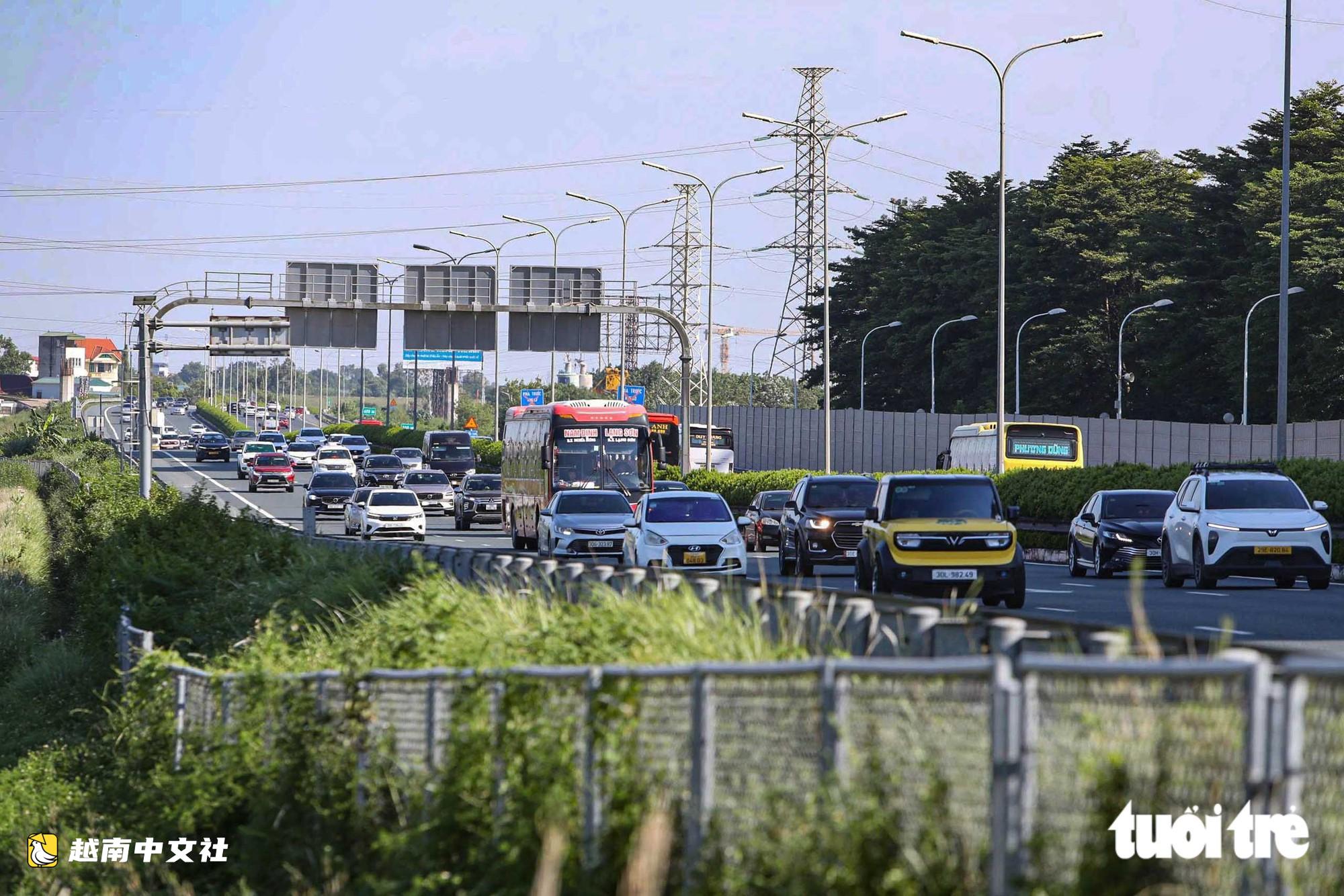 越南河內:假期返程車流高峰,永綏橋擁堵嚴重