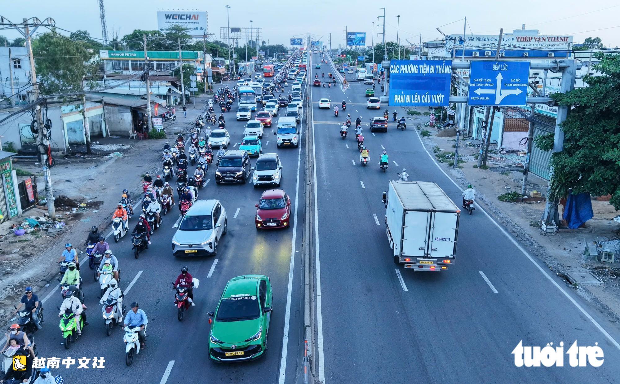 假期最后一天，进出越南胡志明市的门户道路和机场仍相当通畅