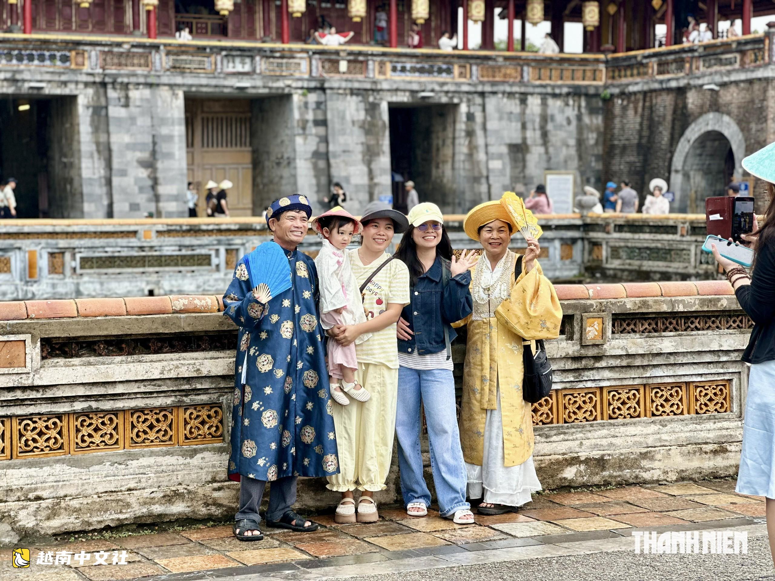 越南國慶假期遊客湧向順化午門打卡