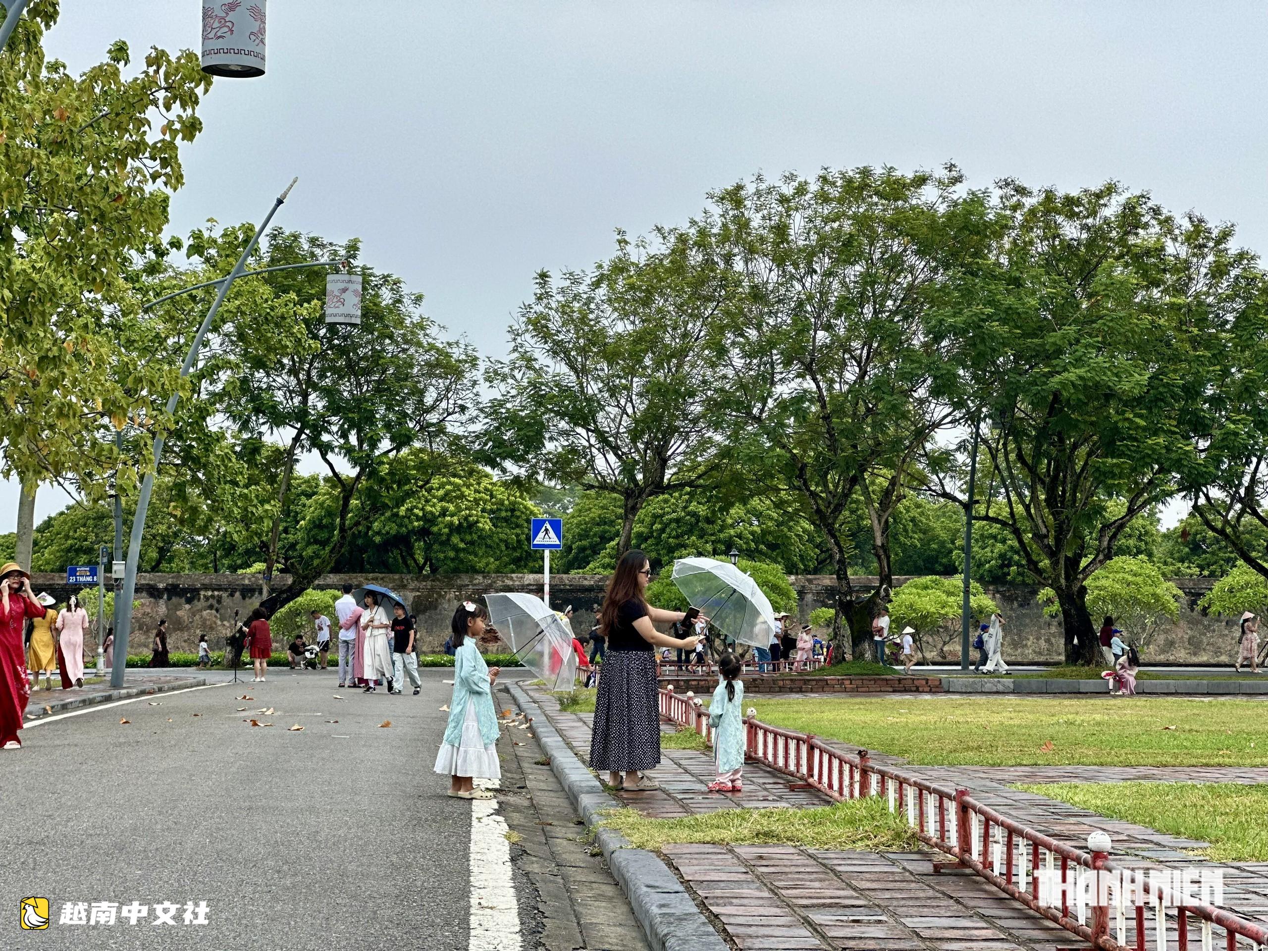 越南國慶假期遊客湧向順化午門打卡