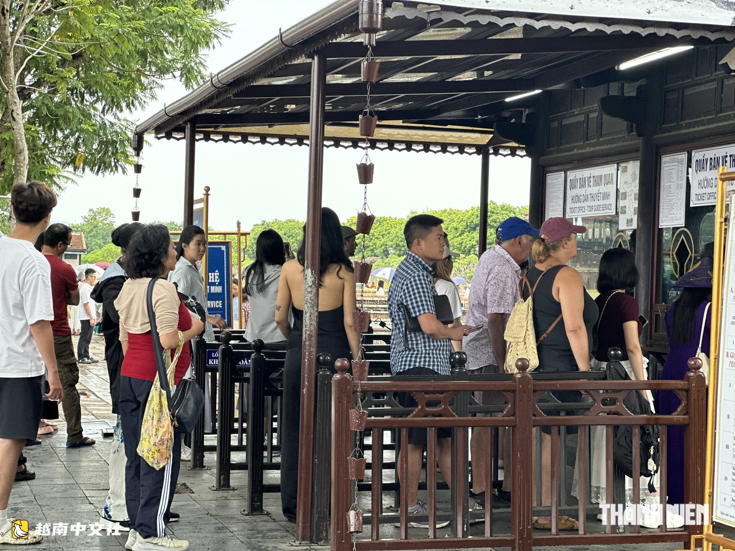 越南國慶假期遊客湧向順化午門打卡