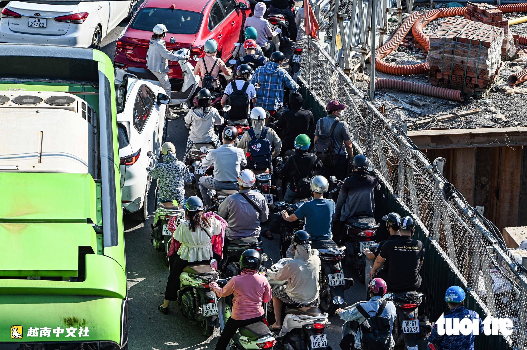 越南河內永綏橋節後上班首日嚴重擁堵，許多人花一小時過橋