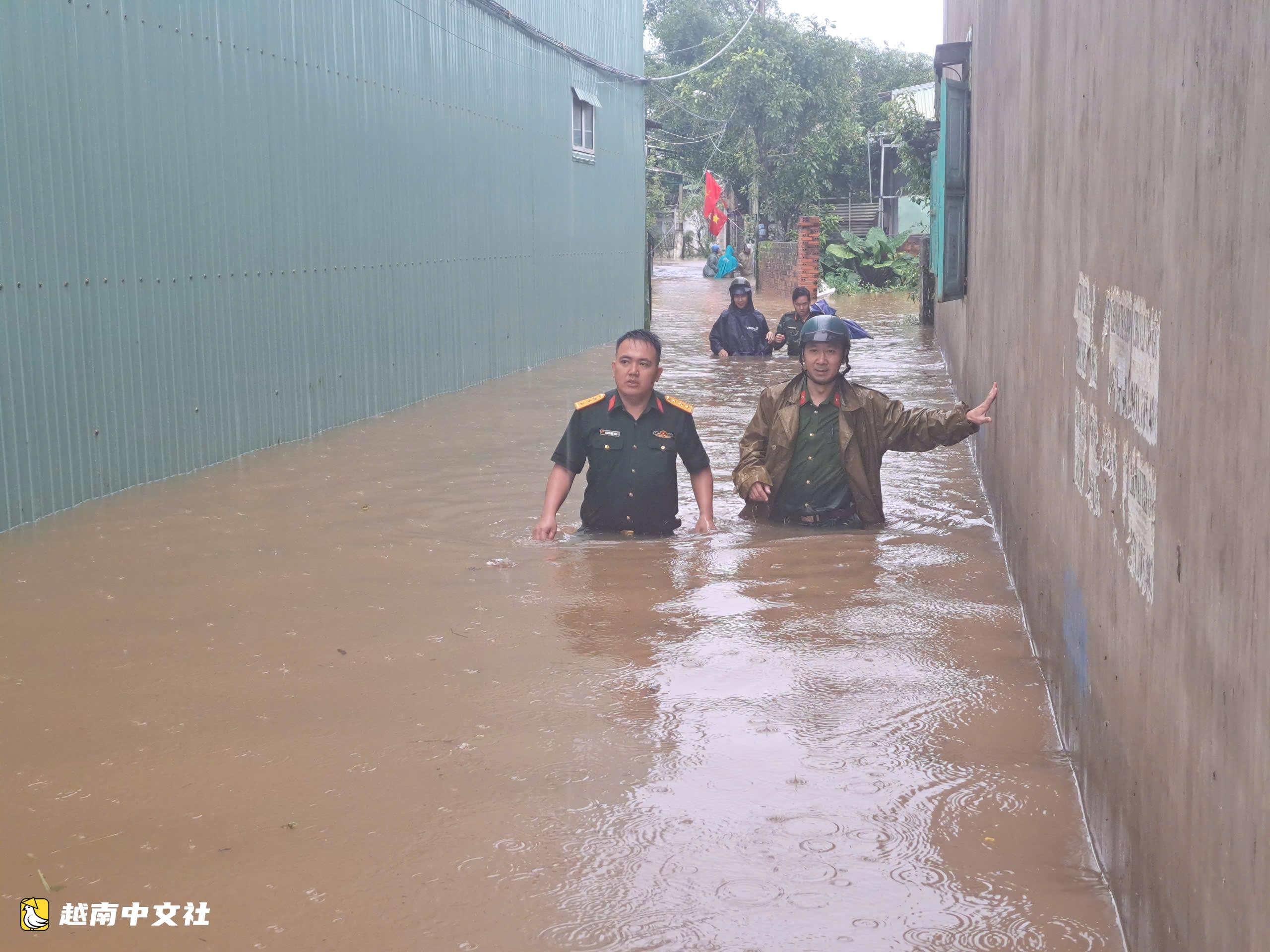 越南嘉萊省暴雨,多戶房屋被淹超1米,逾百人協助民眾疏散