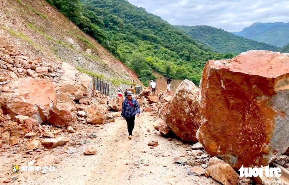 越南乂安省天未下雨山體卻如“瀑布”傾瀉,鄉政府警告危險