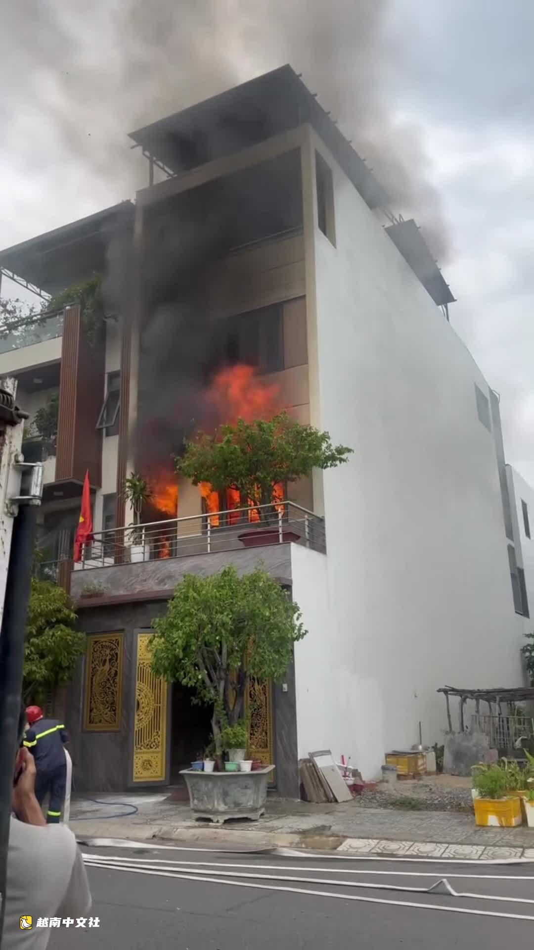 越南芽莊一棟四層住宅起火,兩人受傷