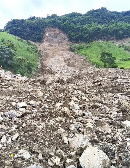 越南義安省山體滑坡掩埋民生道路