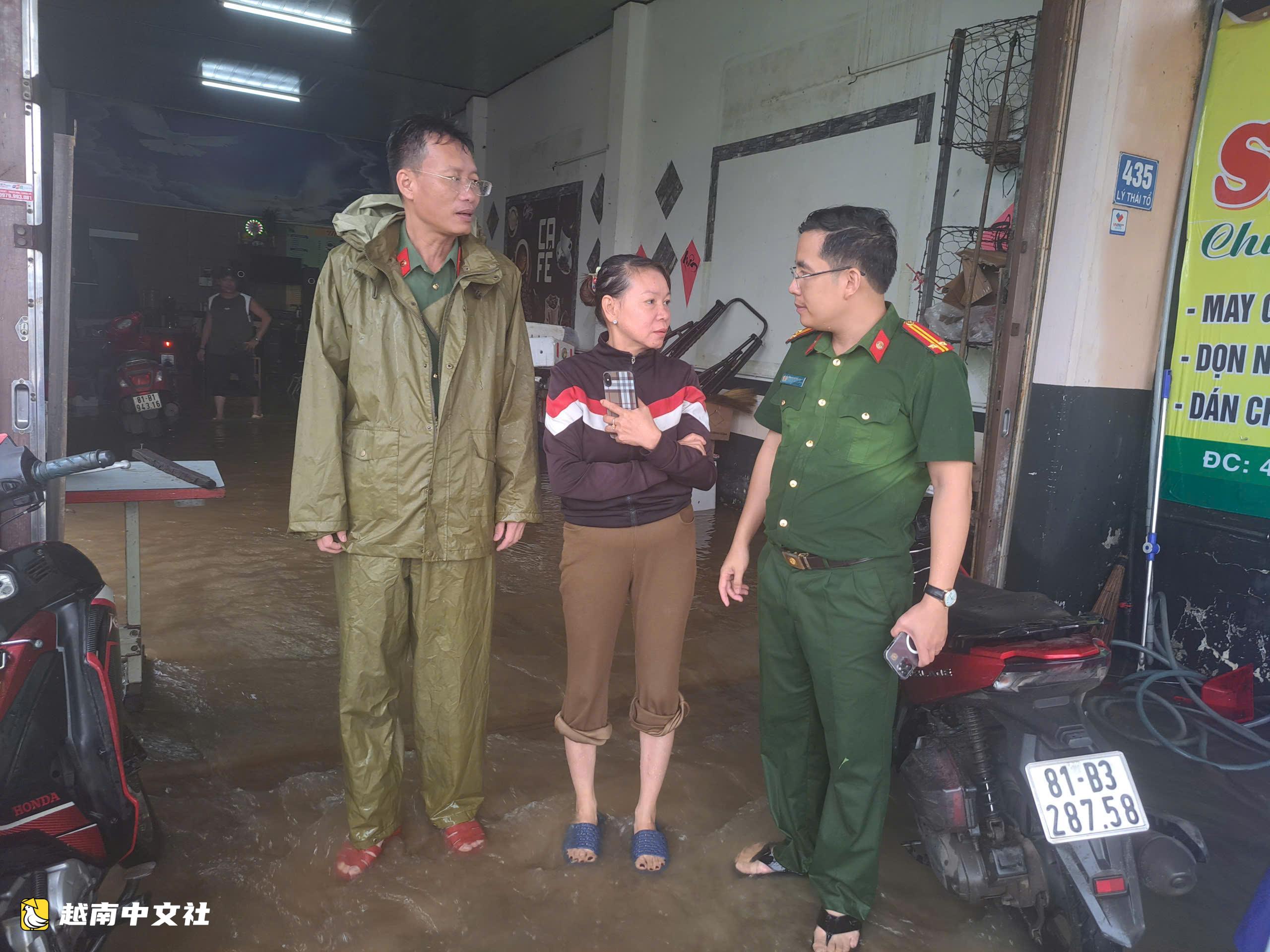 越南嘉萊省暴雨,多戶房屋被淹超1米,逾百人協助民眾疏散