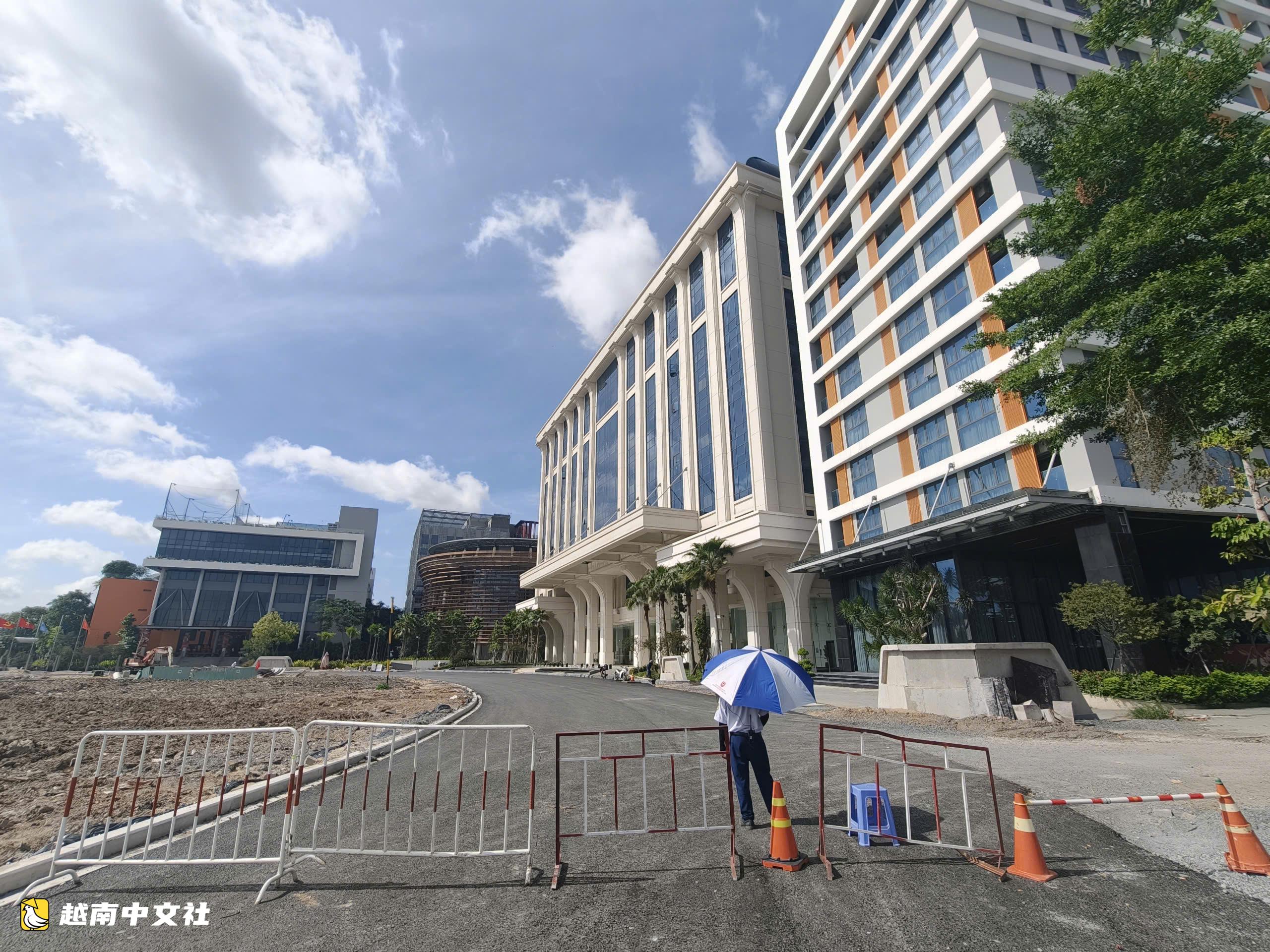 胡志明市川心涌沿岸道路刚通车，大学保安设栅栏不让通行