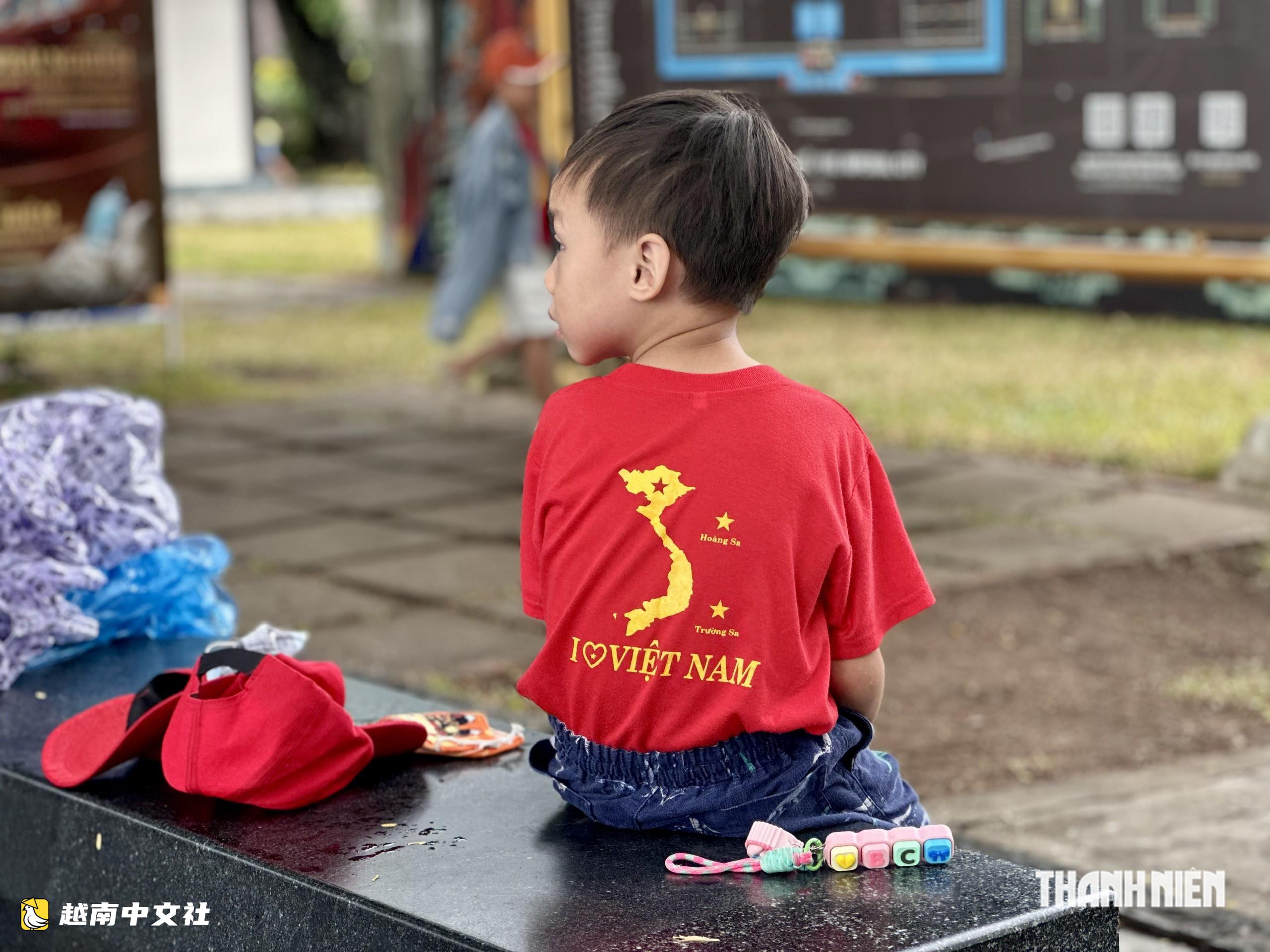 越南國慶假期遊客湧向順化午門打卡