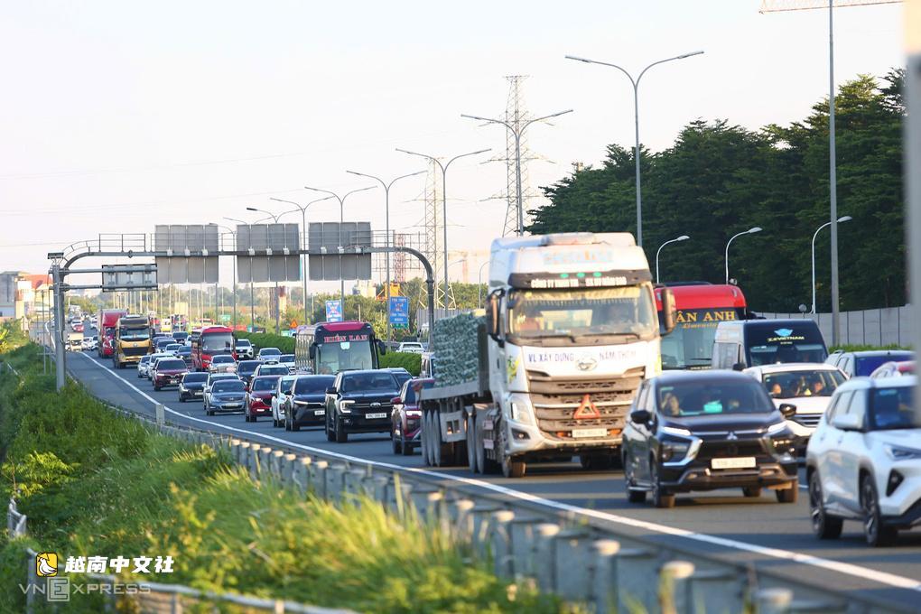 越南國慶假期11名司機因高速車距違規被罰款