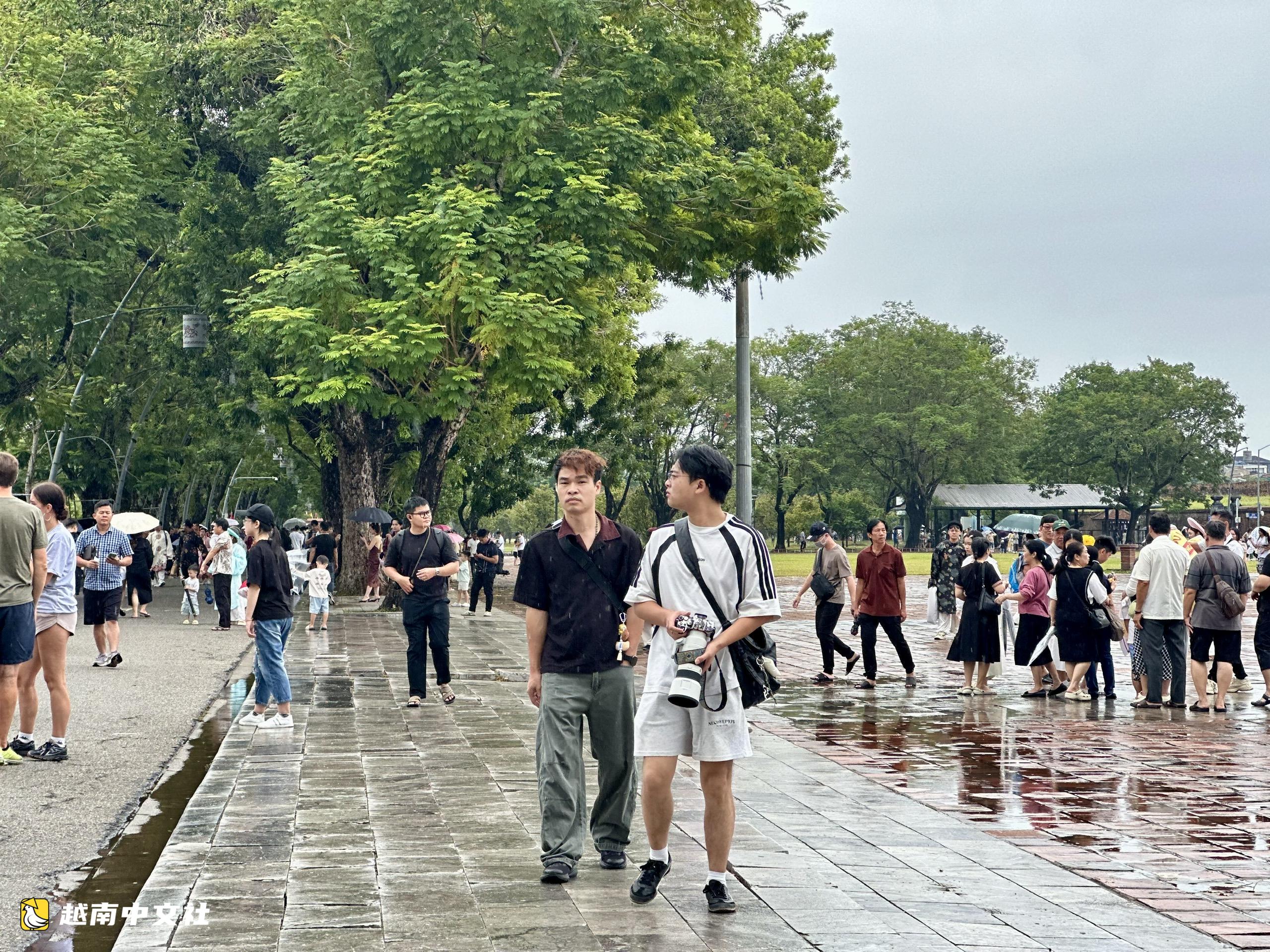越南國慶假期遊客湧向順化午門打卡