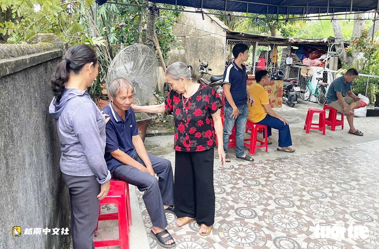 越南同奈省慘案:老母親哭昏,等待見兒孫最後一面