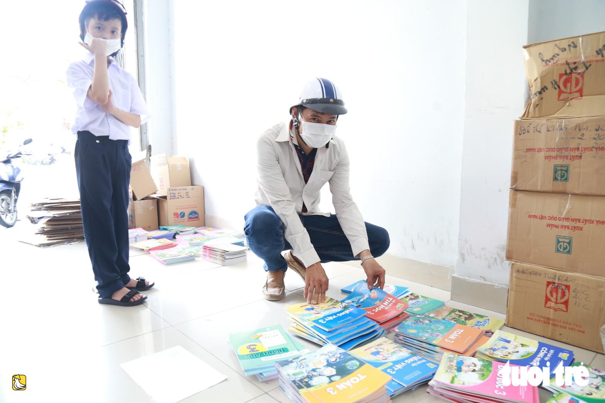 開學前越南家長擠著買教科書,許多人空手而歸