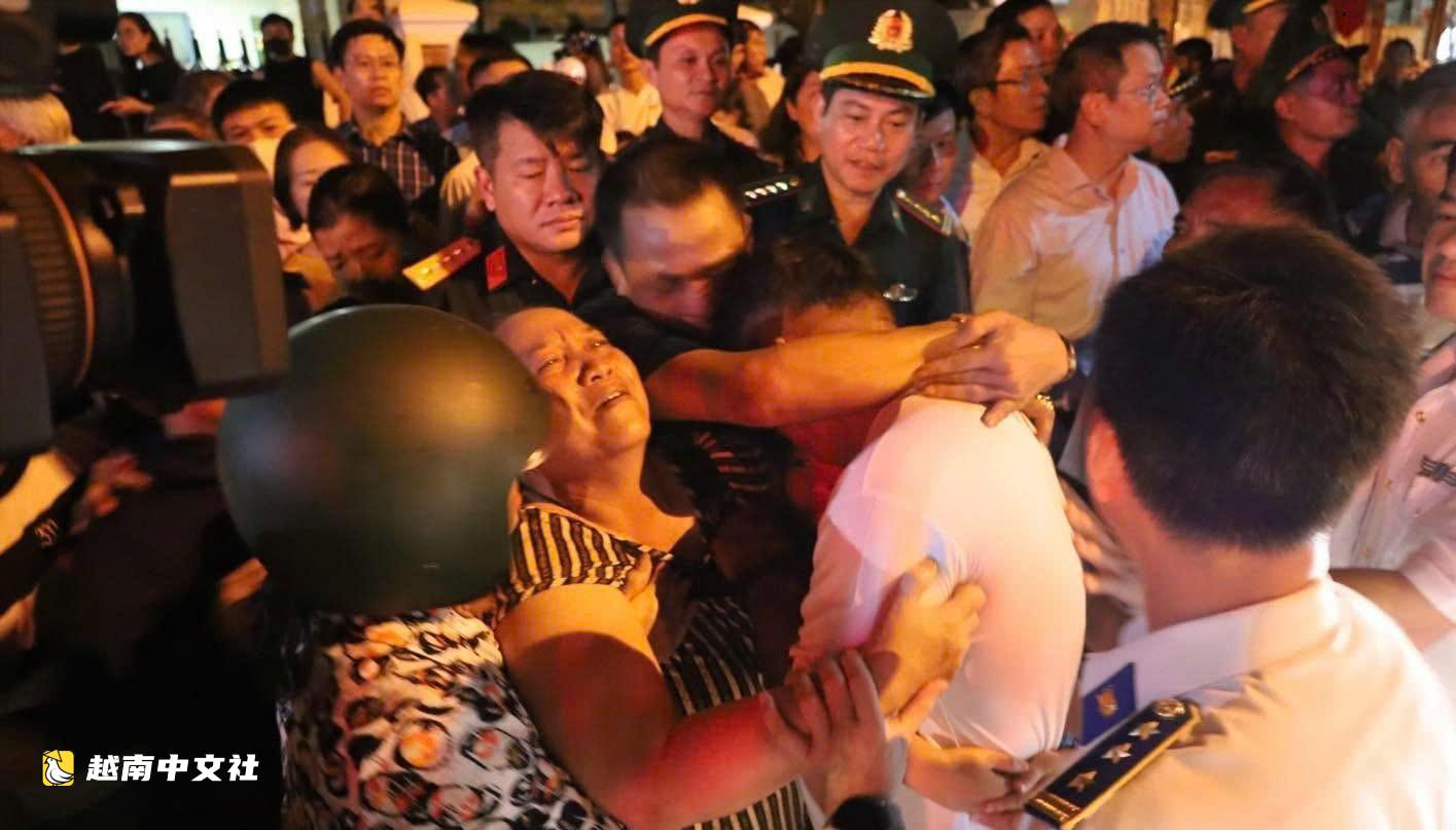 峴港市人民委員會主席看望慰問32名海上遇險歸來的魷魚釣船漁民