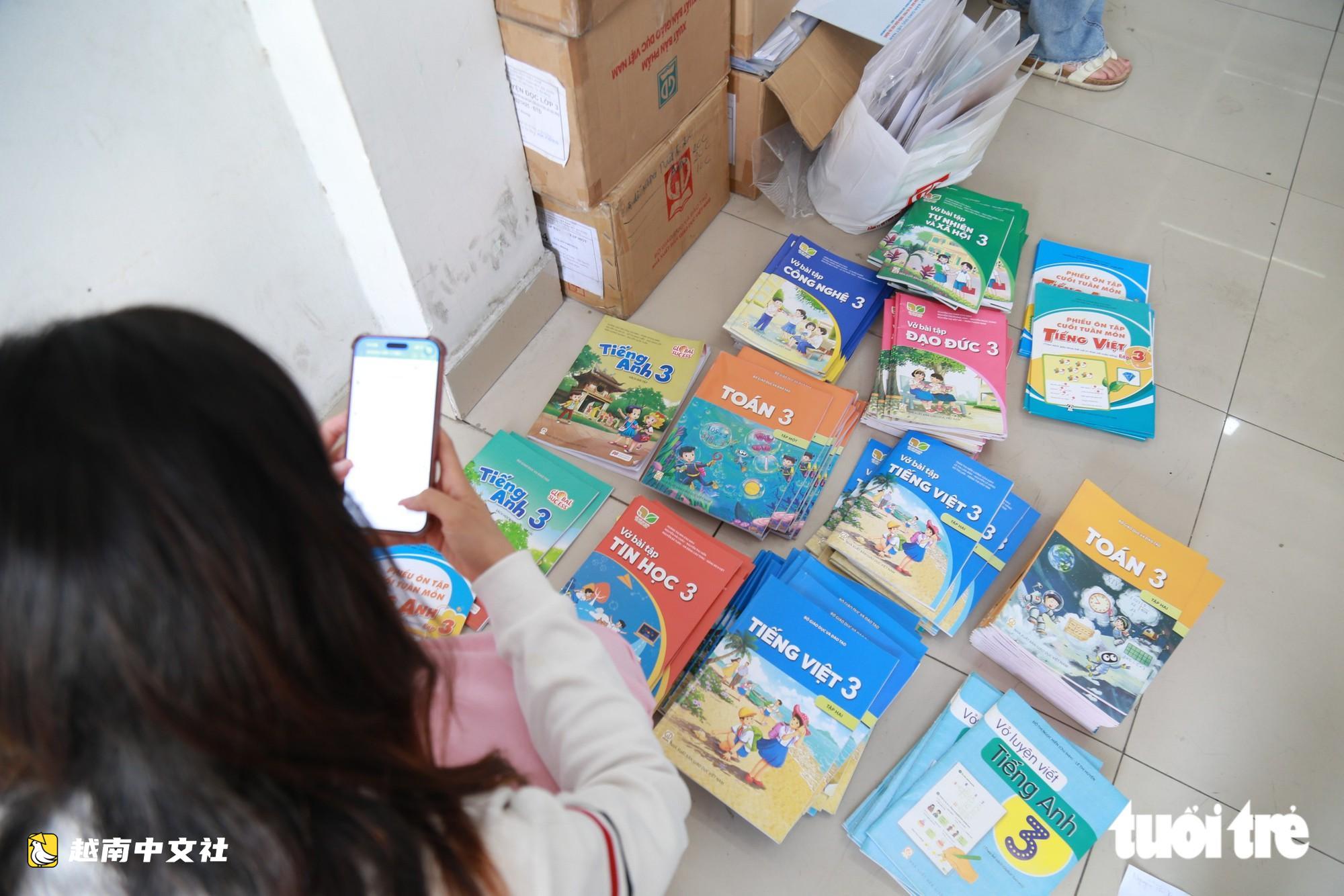 開學前越南家長擠著買教科書,許多人空手而歸