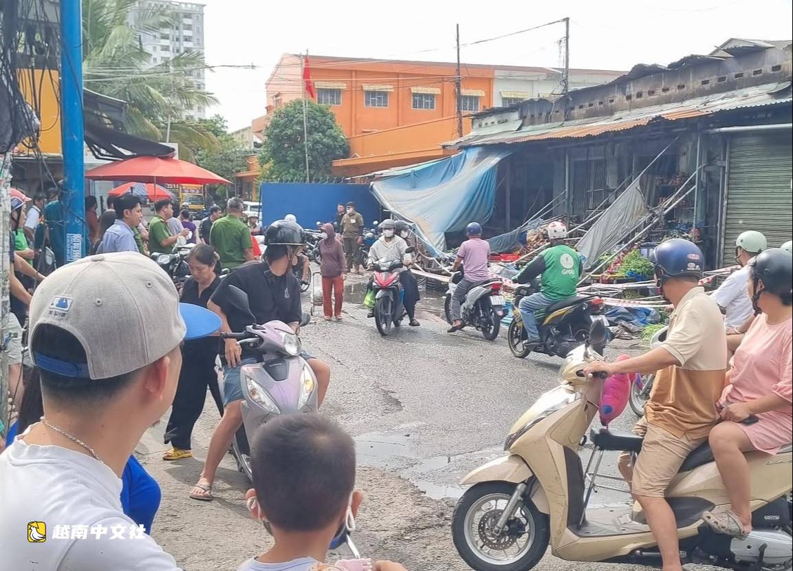 越南胡志明市東興順坊一排售貨亭疑遭縱火,致1人死亡