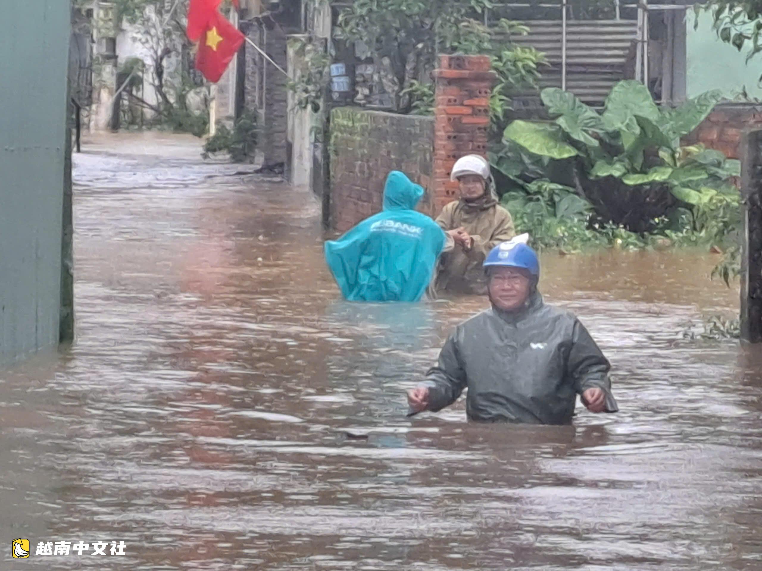 越南嘉萊省主席檢查因暴雨緊急疏散民眾區域