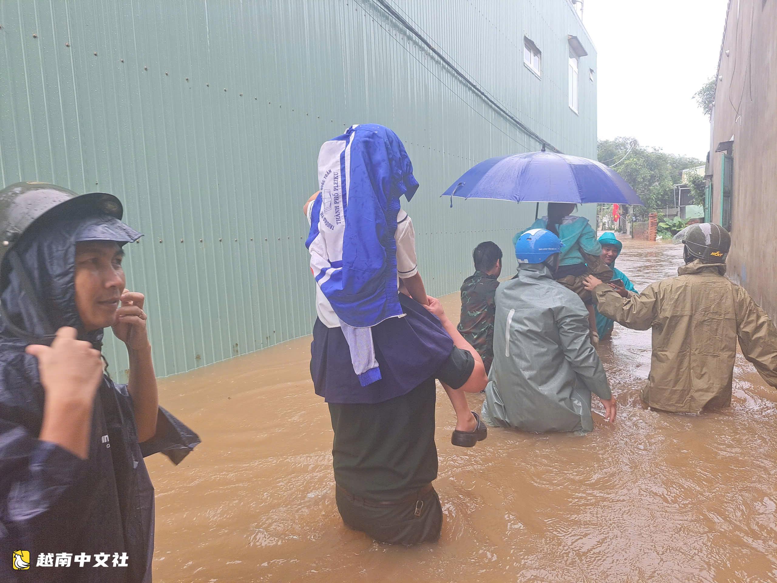 越南嘉萊省主席檢查因暴雨緊急疏散民眾區域
