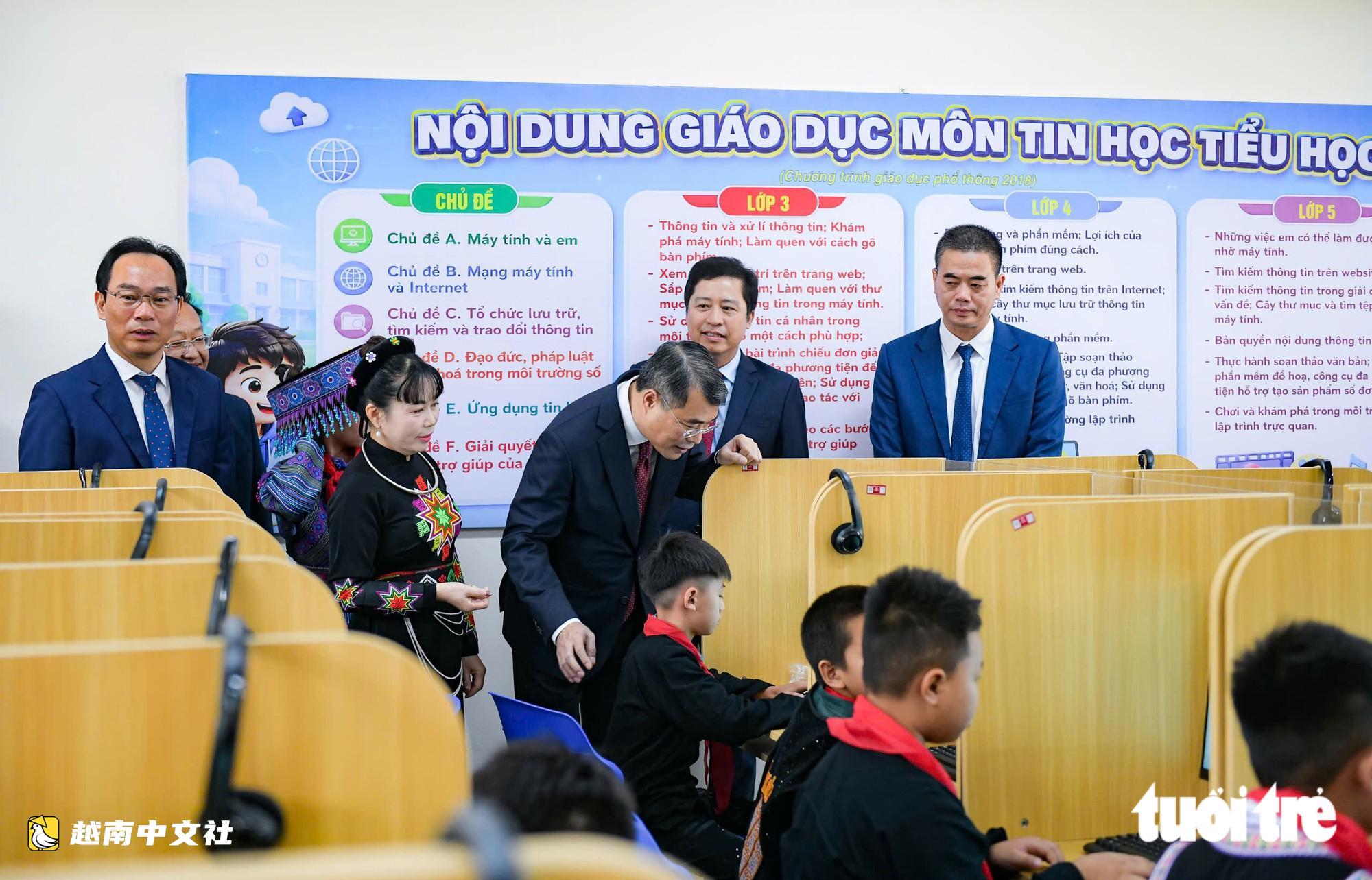 越南總理黎明興走訪老街省邊境寄宿學校的教室和食堂