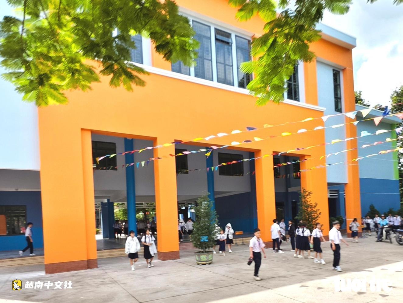 越南古芝縣在開學日當天為3所學校修繕改造工程舉行竣工儀式
