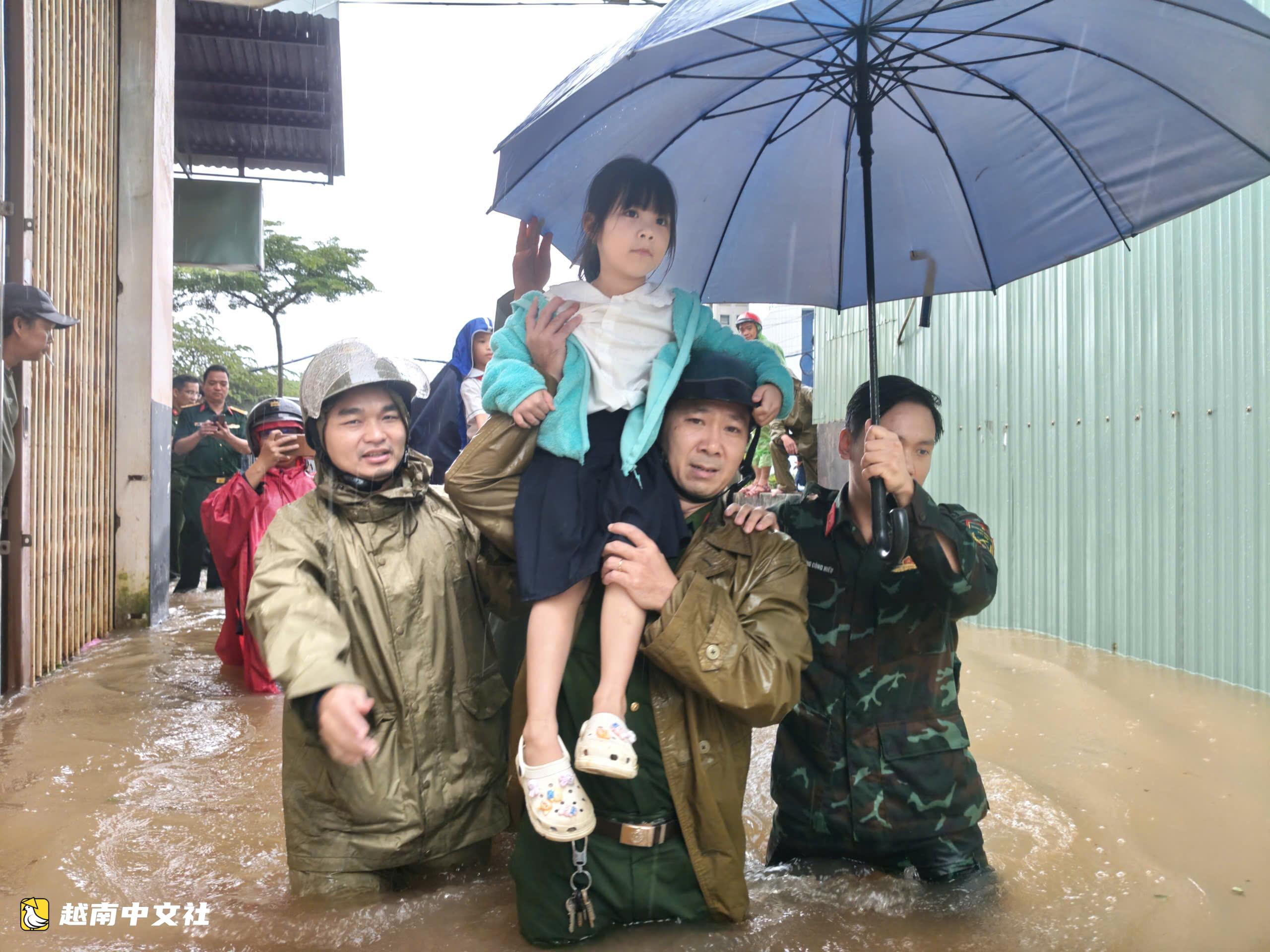 越南嘉萊省主席檢查因暴雨緊急疏散民眾區域
